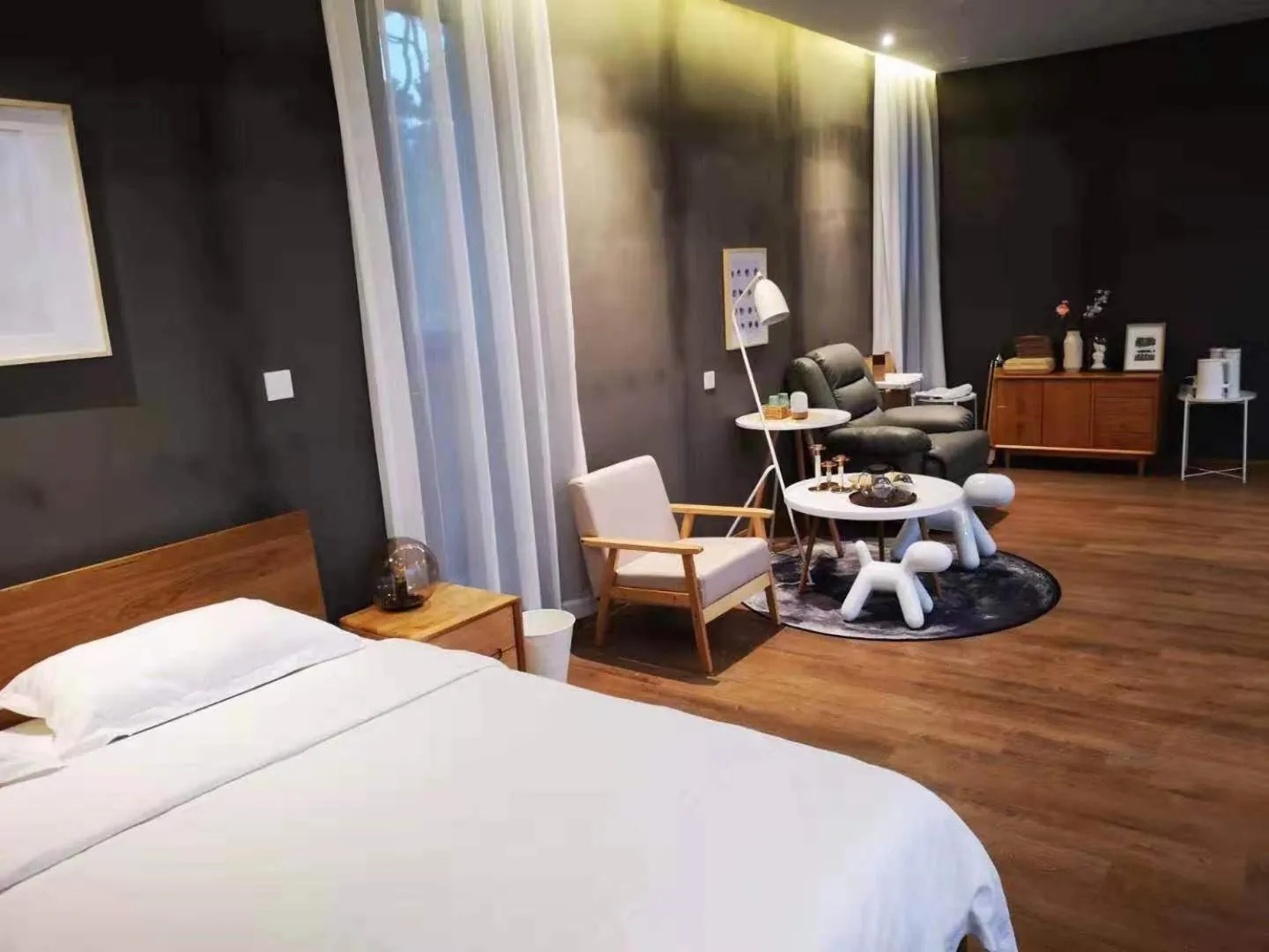 Photo of the whole room, Bed in Home of the Great Wall