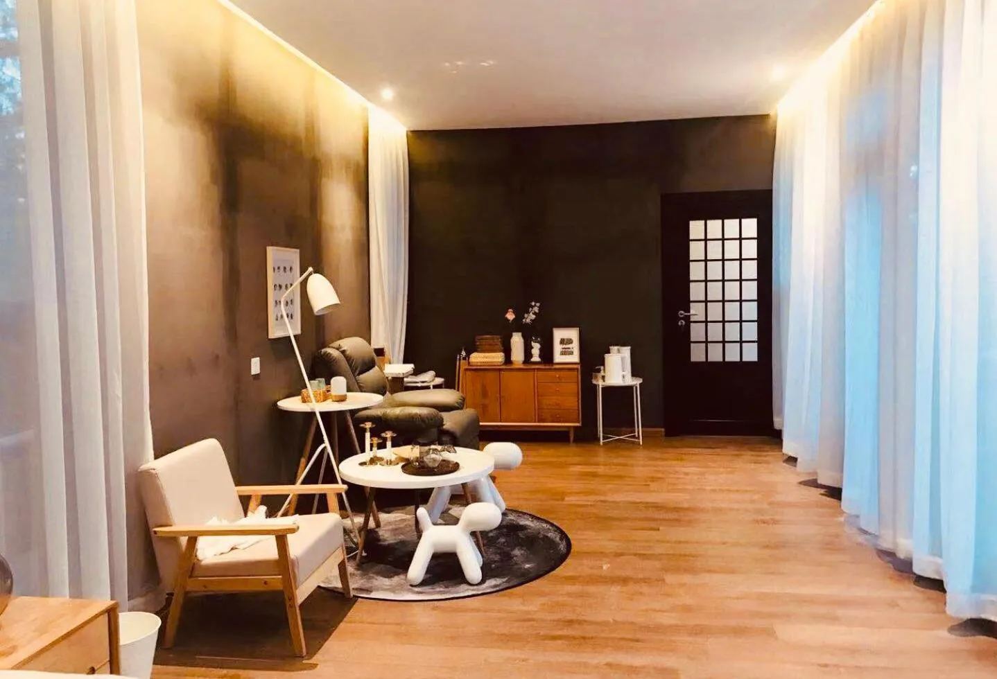 Photo of the whole room in Home of the Great Wall