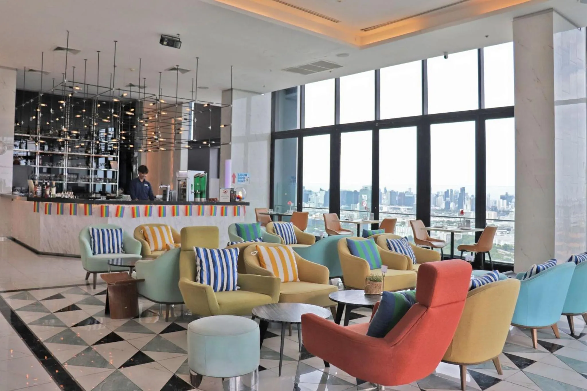 Lounge or bar in The Quarter Ari by UHG