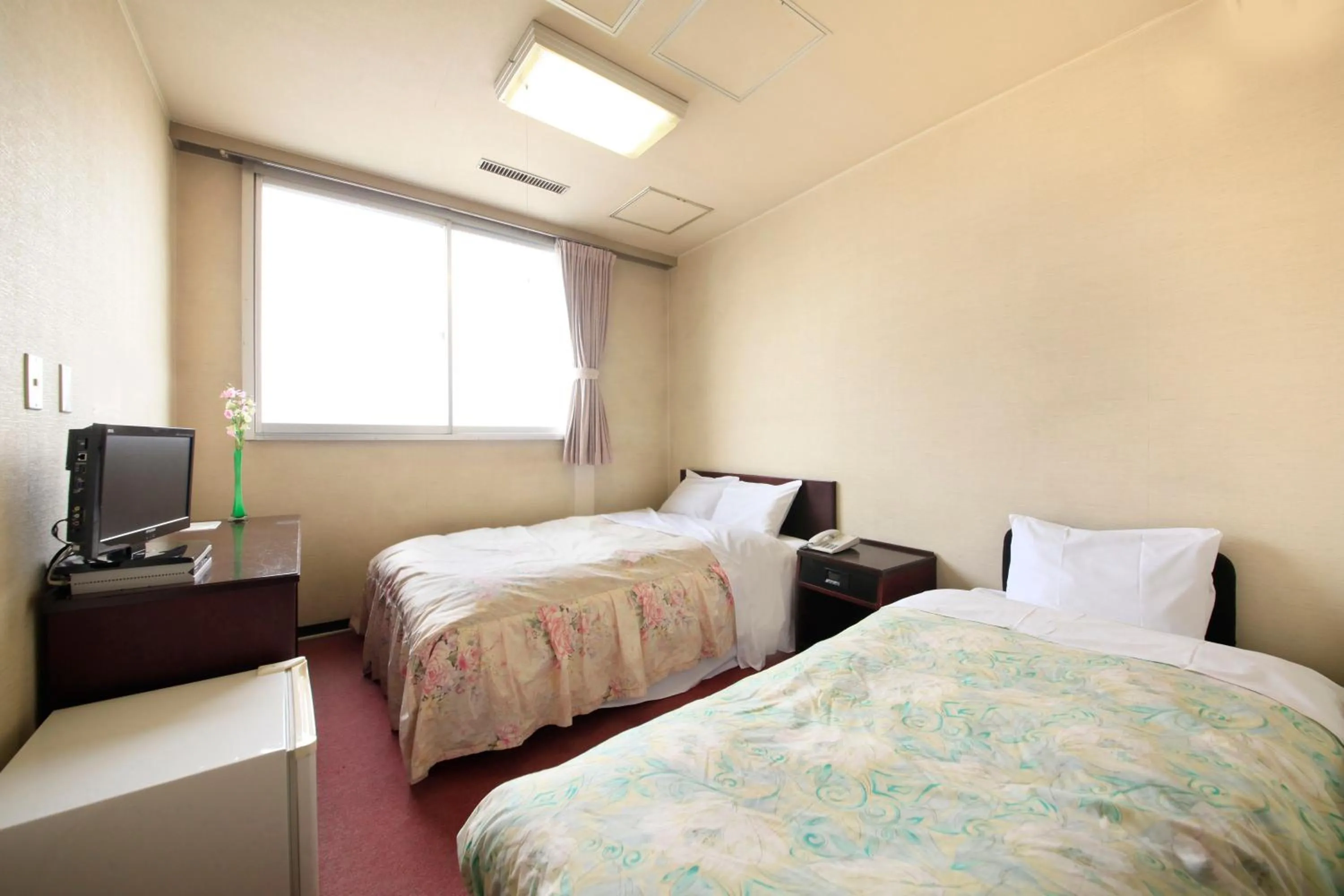 Photo of the whole room, Bed in 吸う温泉 湯治の宿 竜王ラドン温泉 湯ーとぴあ
