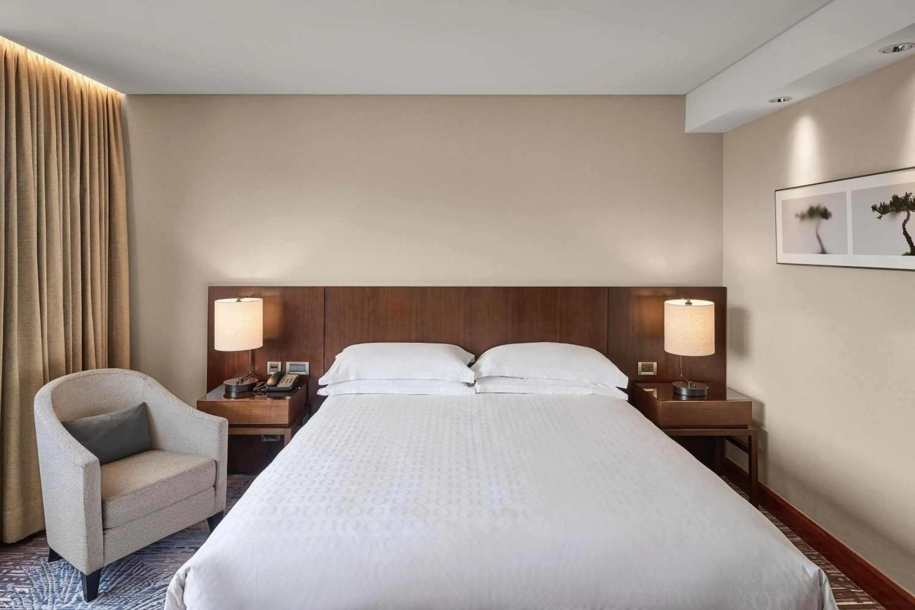 Photo of the whole room, Bed in Sheraton Grand Taipei Hotel