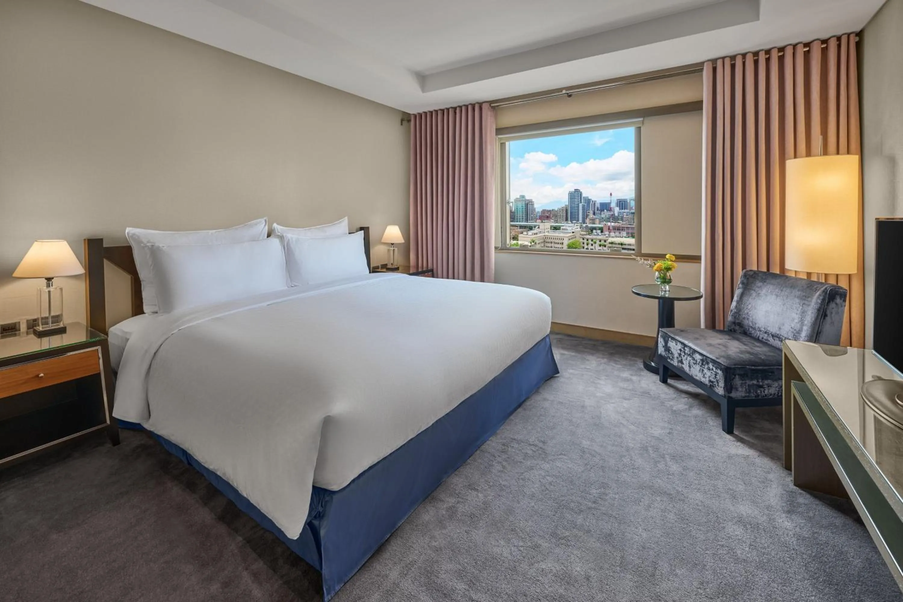 Photo of the whole room, Bed in Sheraton Grand Taipei Hotel