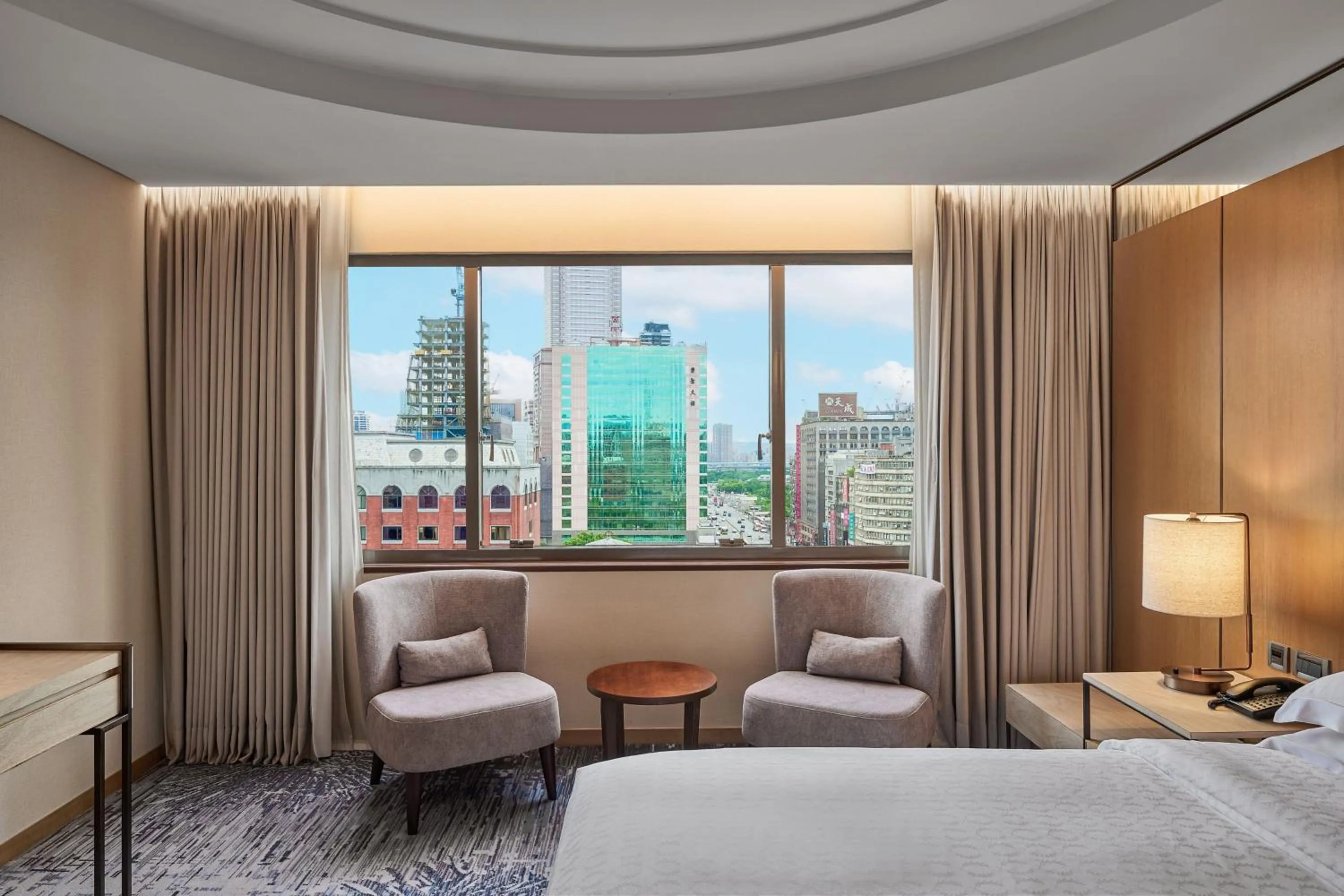 Photo of the whole room, Bed in Sheraton Grand Taipei Hotel