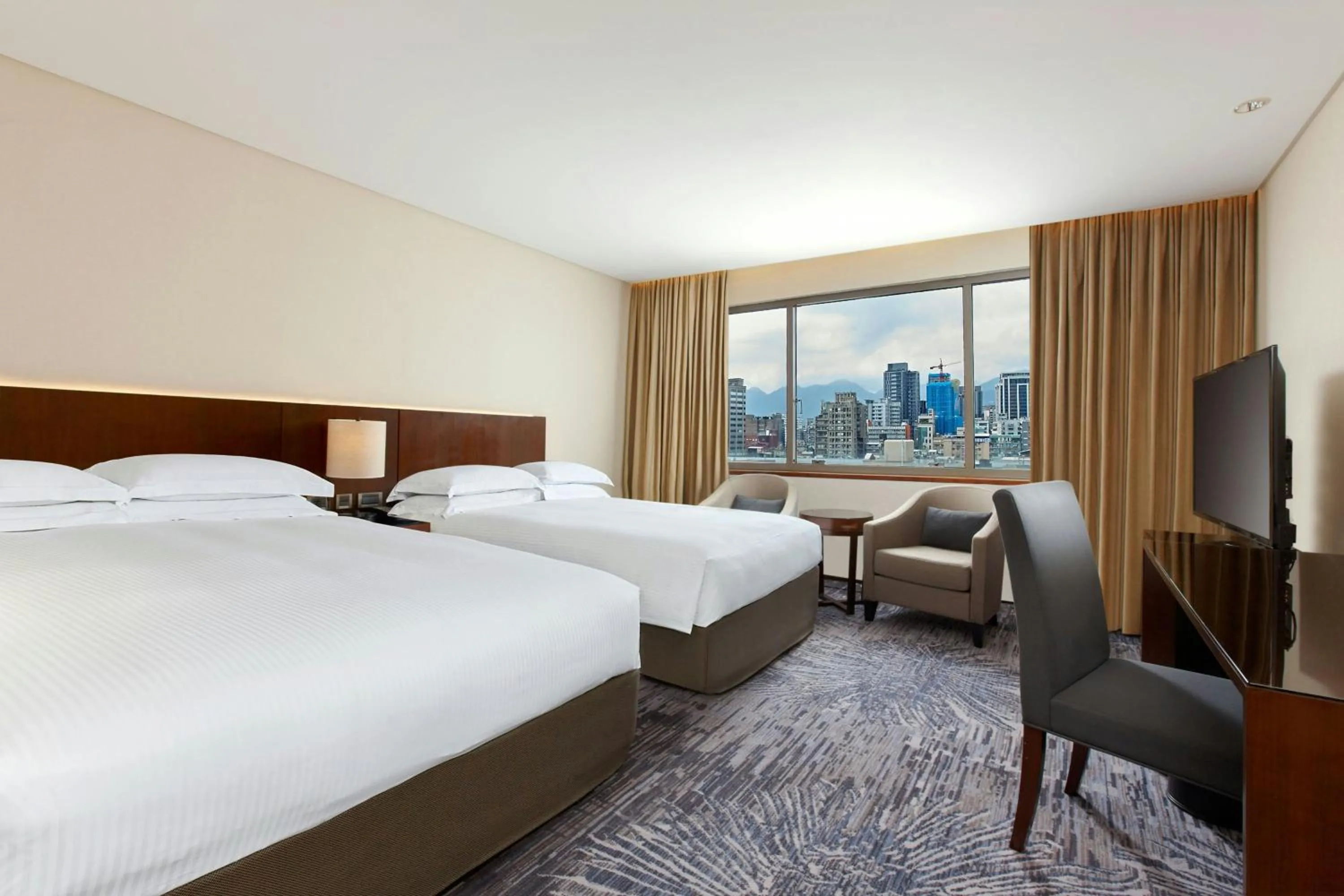 Photo of the whole room, Bed in Sheraton Grand Taipei Hotel