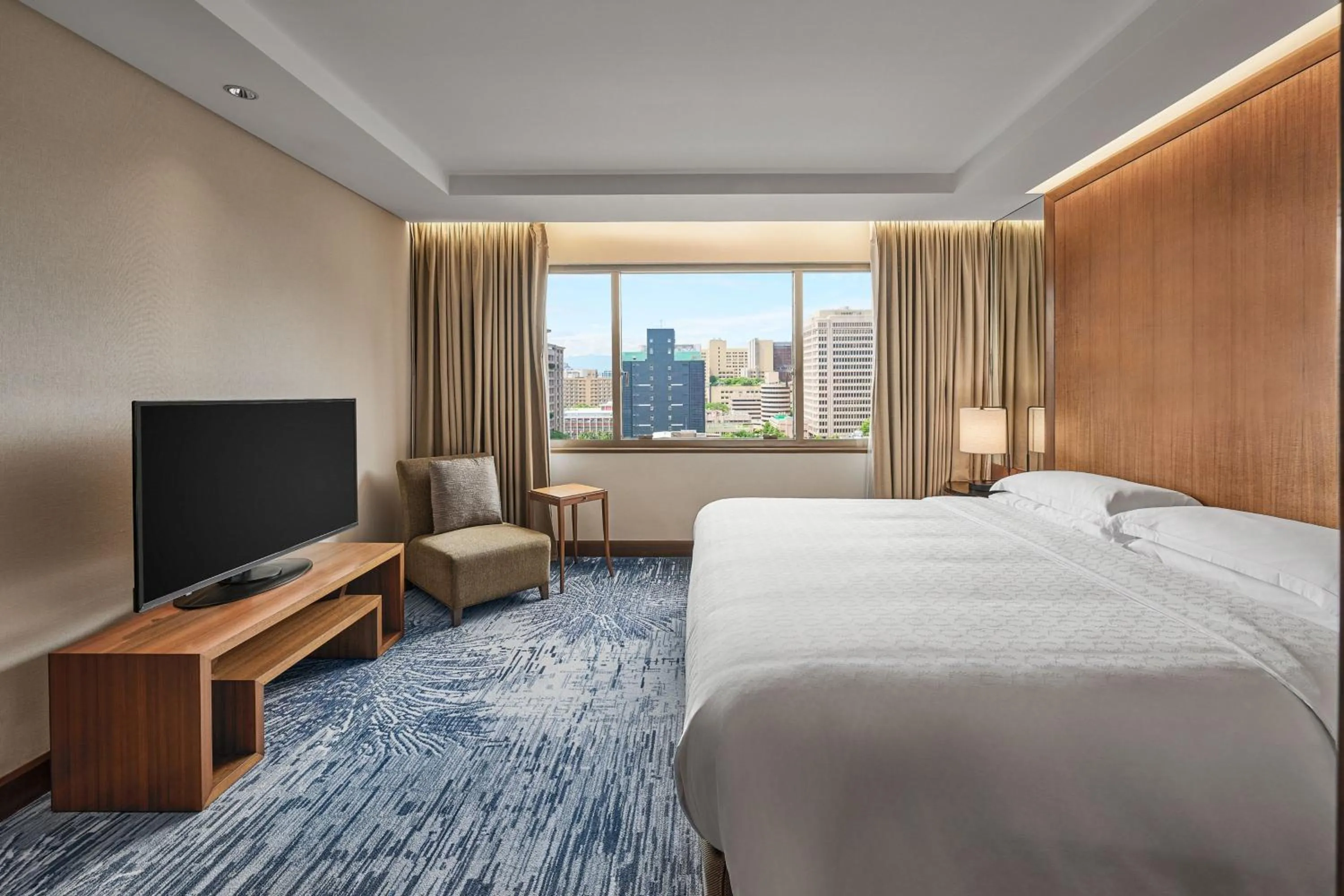 Photo of the whole room, Bed in Sheraton Grand Taipei Hotel