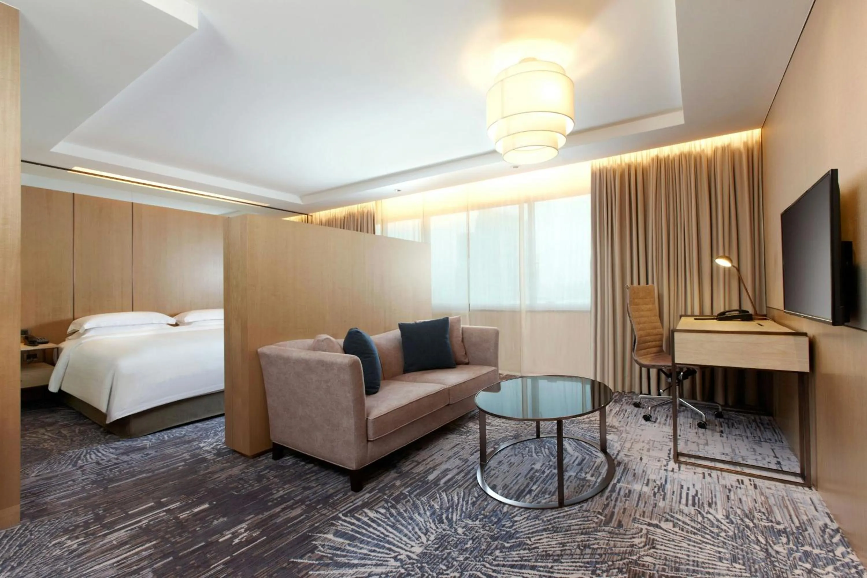 Photo of the whole room, Bed in Sheraton Grand Taipei Hotel