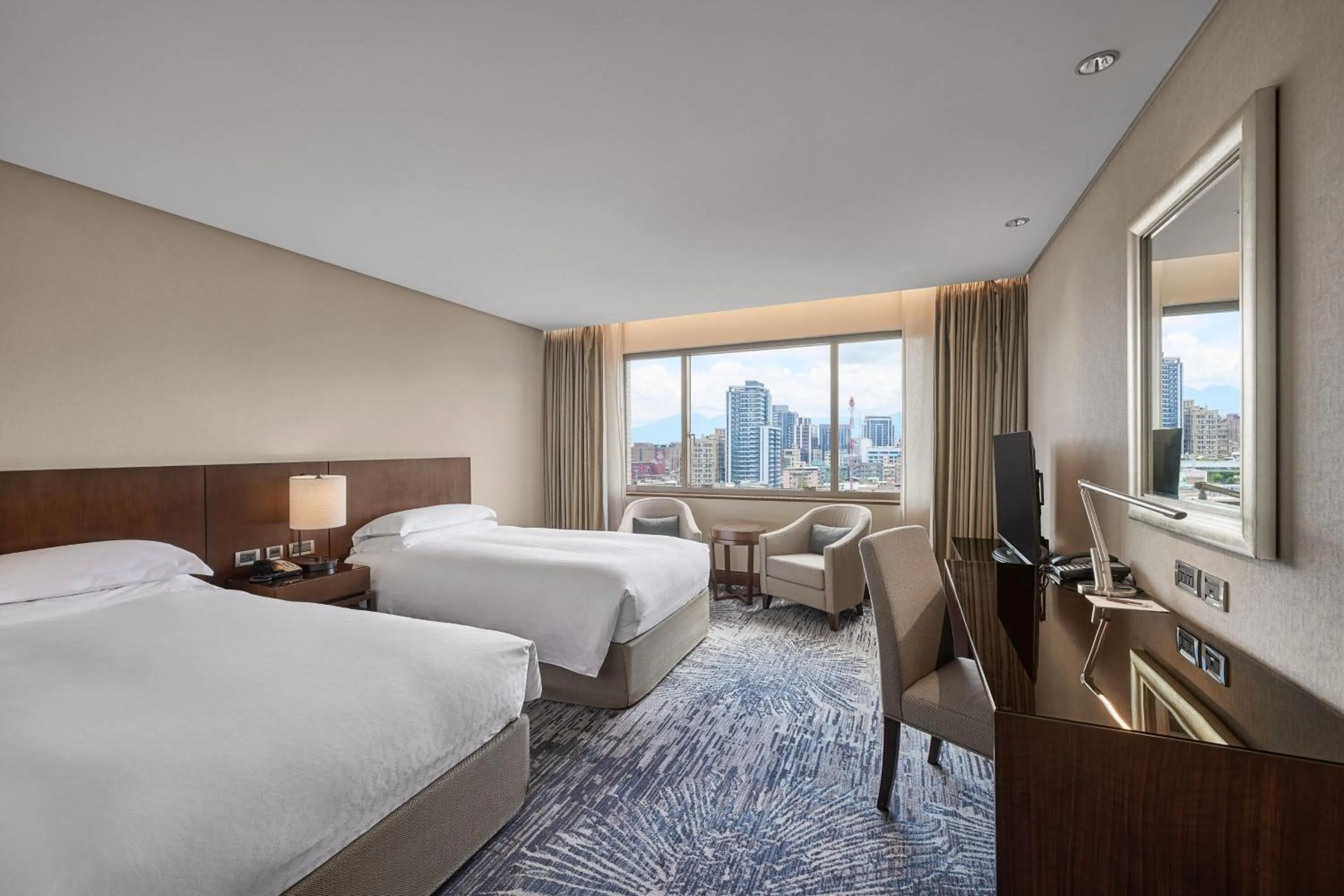 Photo of the whole room, Bed in Sheraton Grand Taipei Hotel