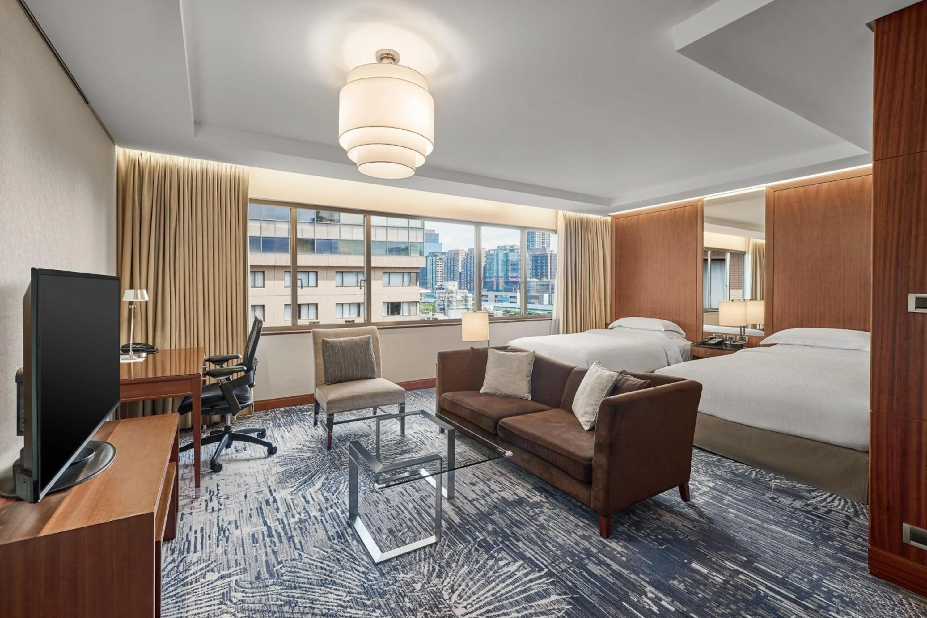 Photo of the whole room, Bed in Sheraton Grand Taipei Hotel