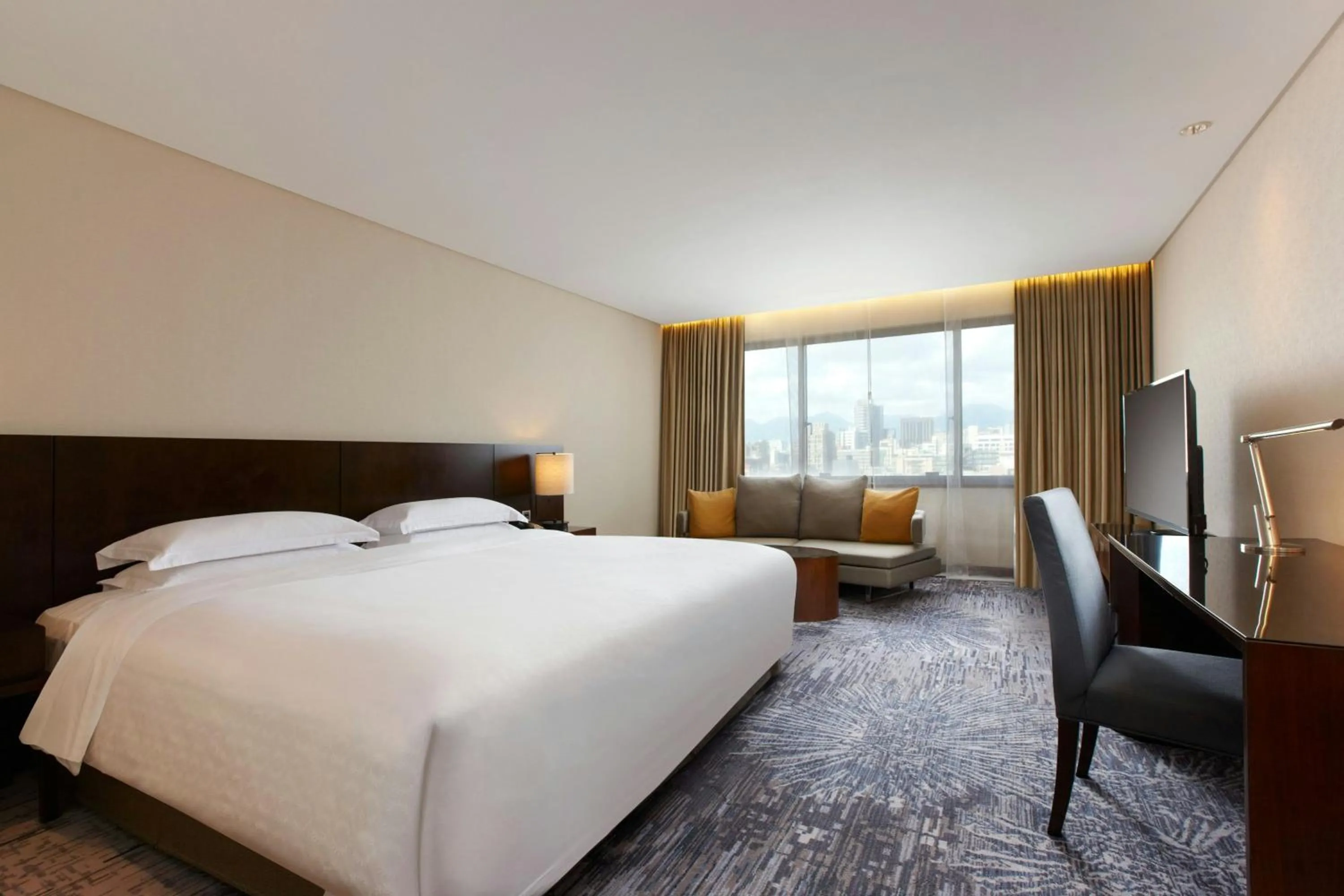 Photo of the whole room, Bed in Sheraton Grand Taipei Hotel