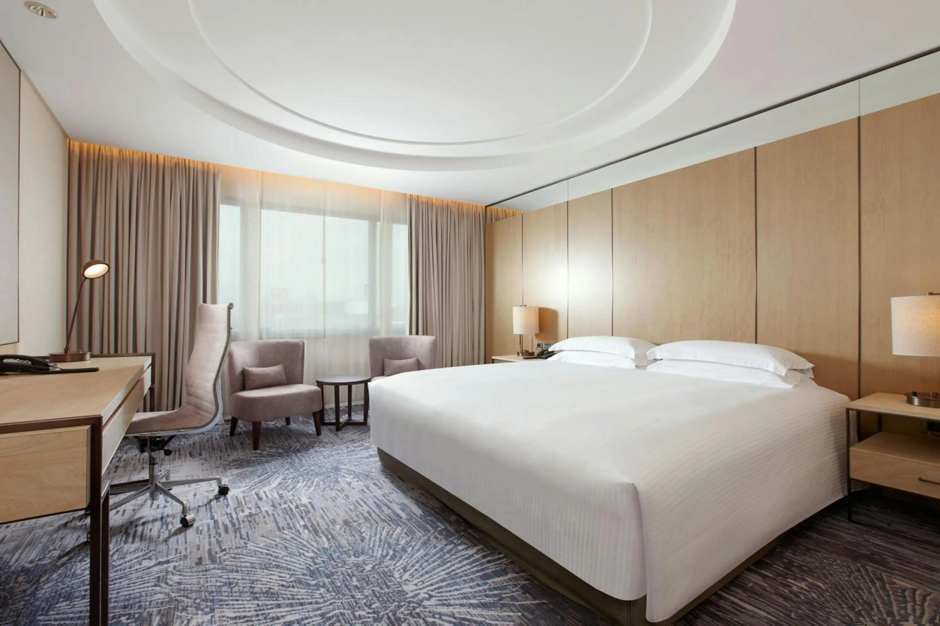 Photo of the whole room, Bed in Sheraton Grand Taipei Hotel