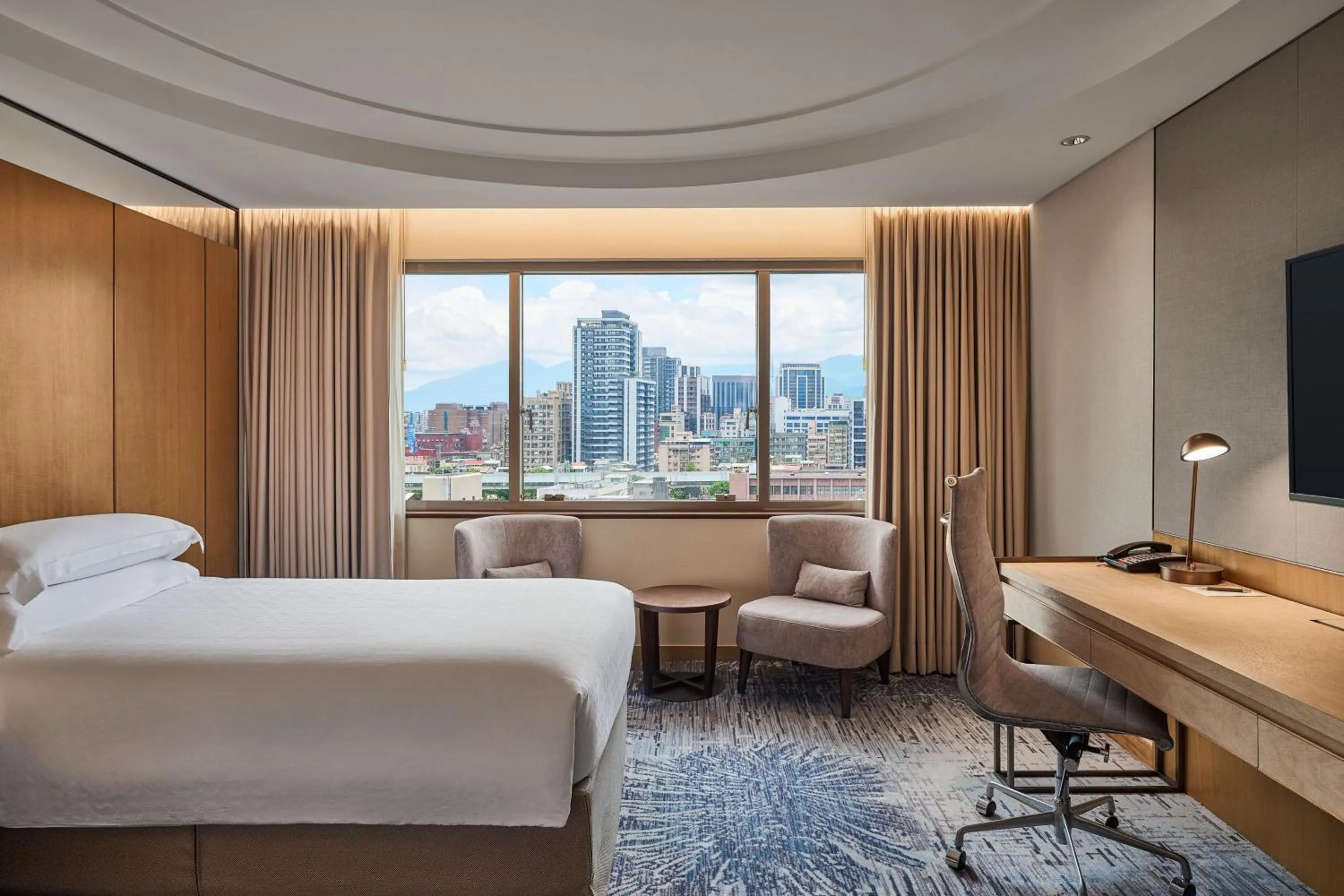 Photo of the whole room, Bed in Sheraton Grand Taipei Hotel