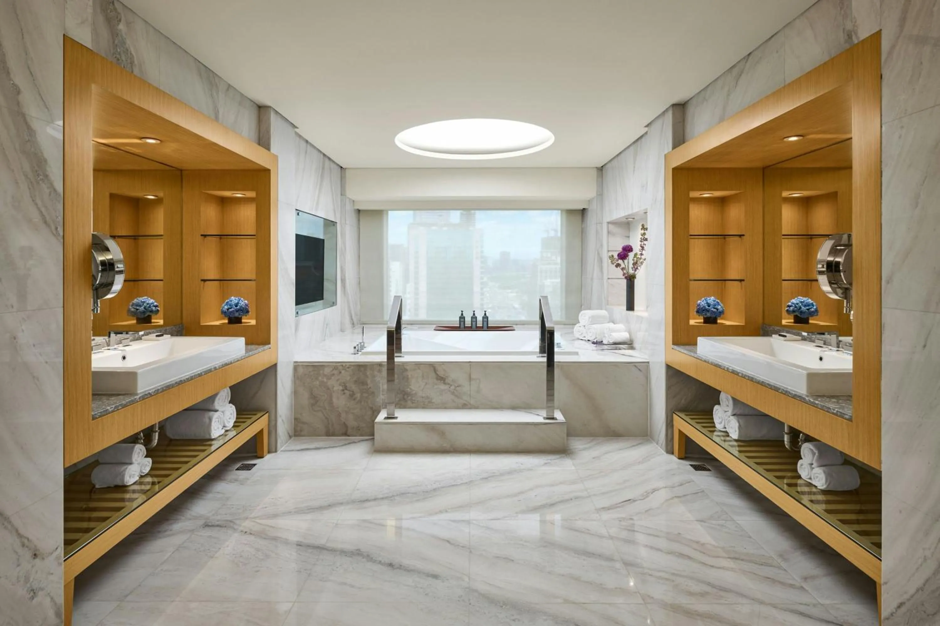 Photo of the whole room, Bed in Sheraton Grand Taipei Hotel