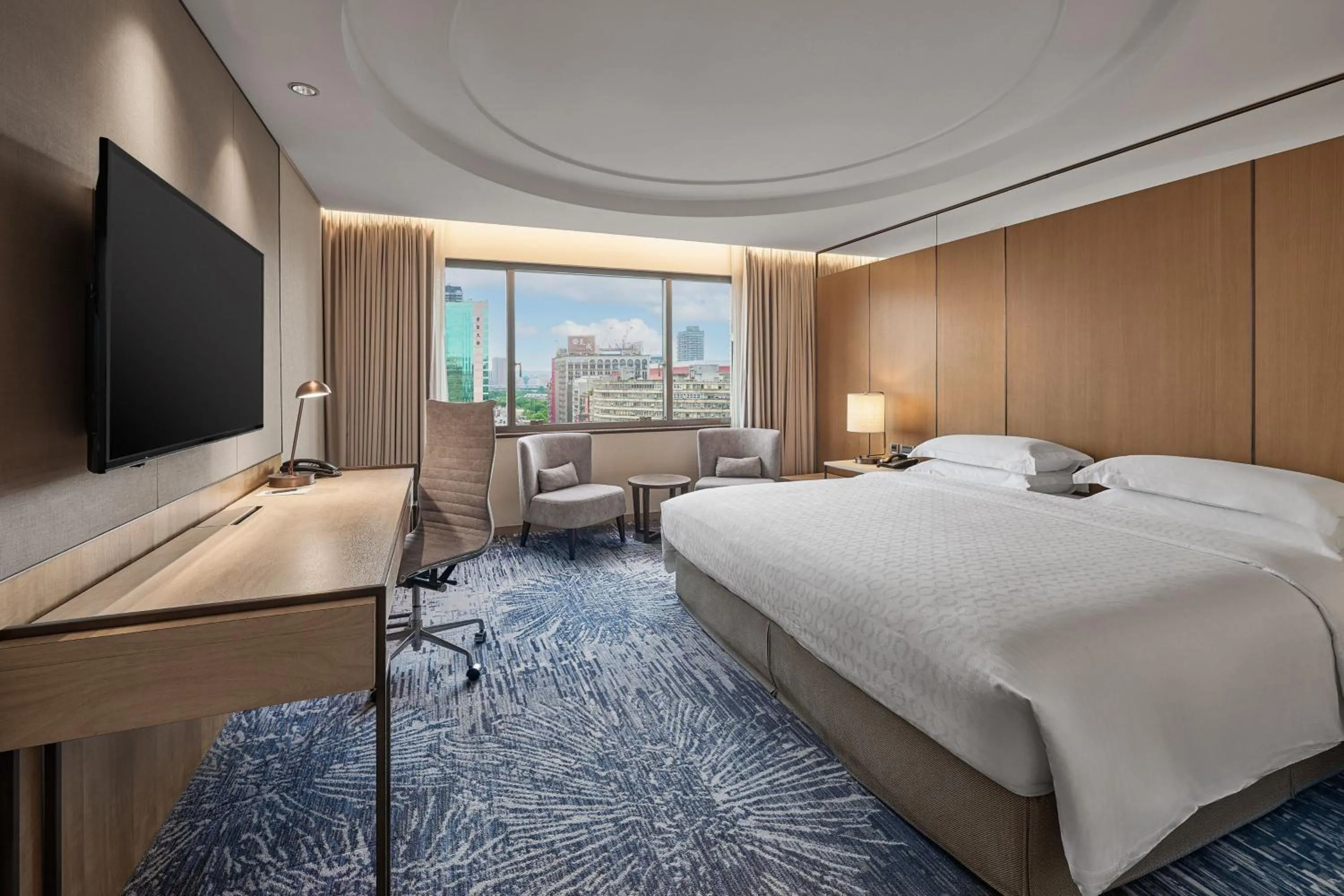 Photo of the whole room, Bed in Sheraton Grand Taipei Hotel