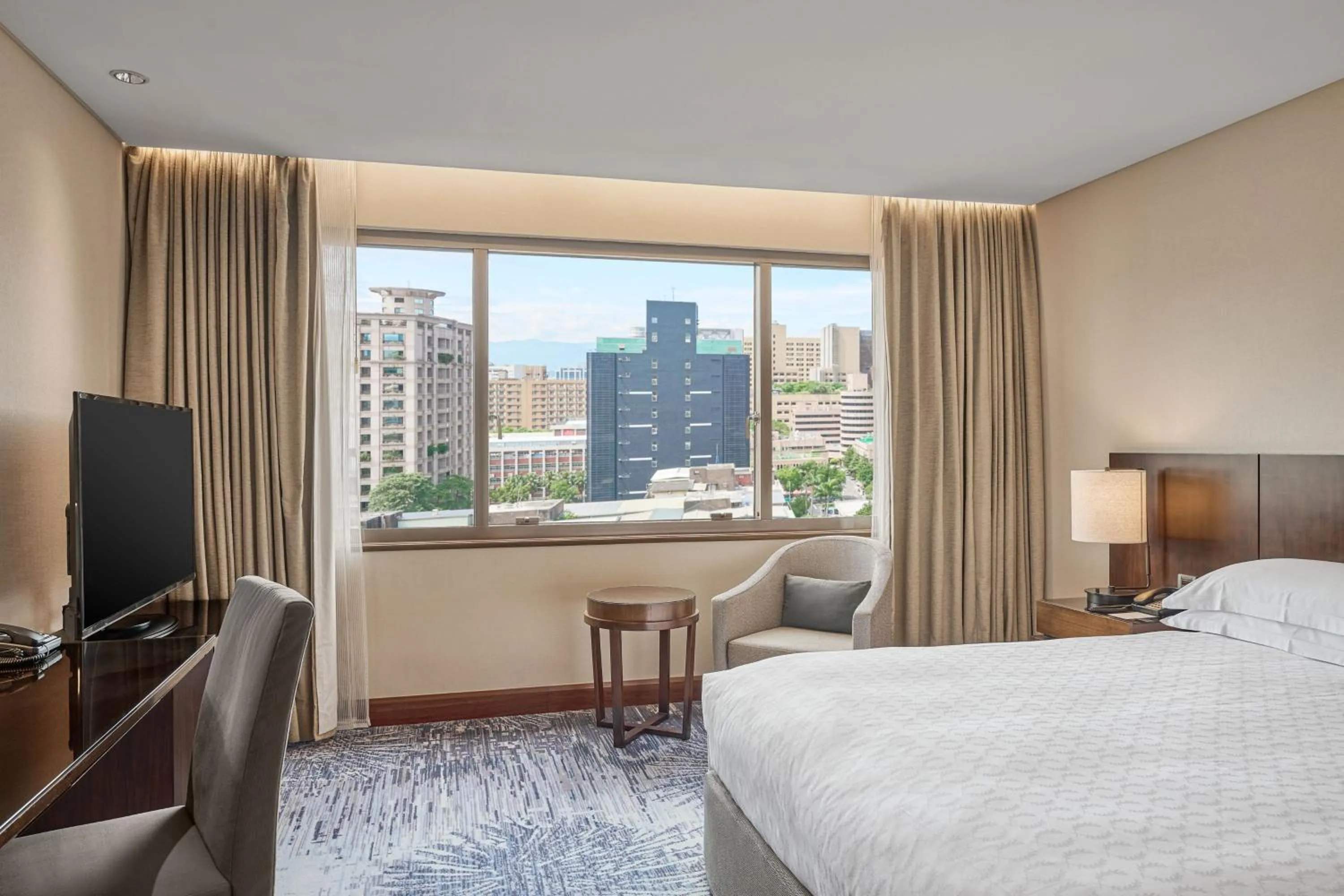 Photo of the whole room, Bed in Sheraton Grand Taipei Hotel