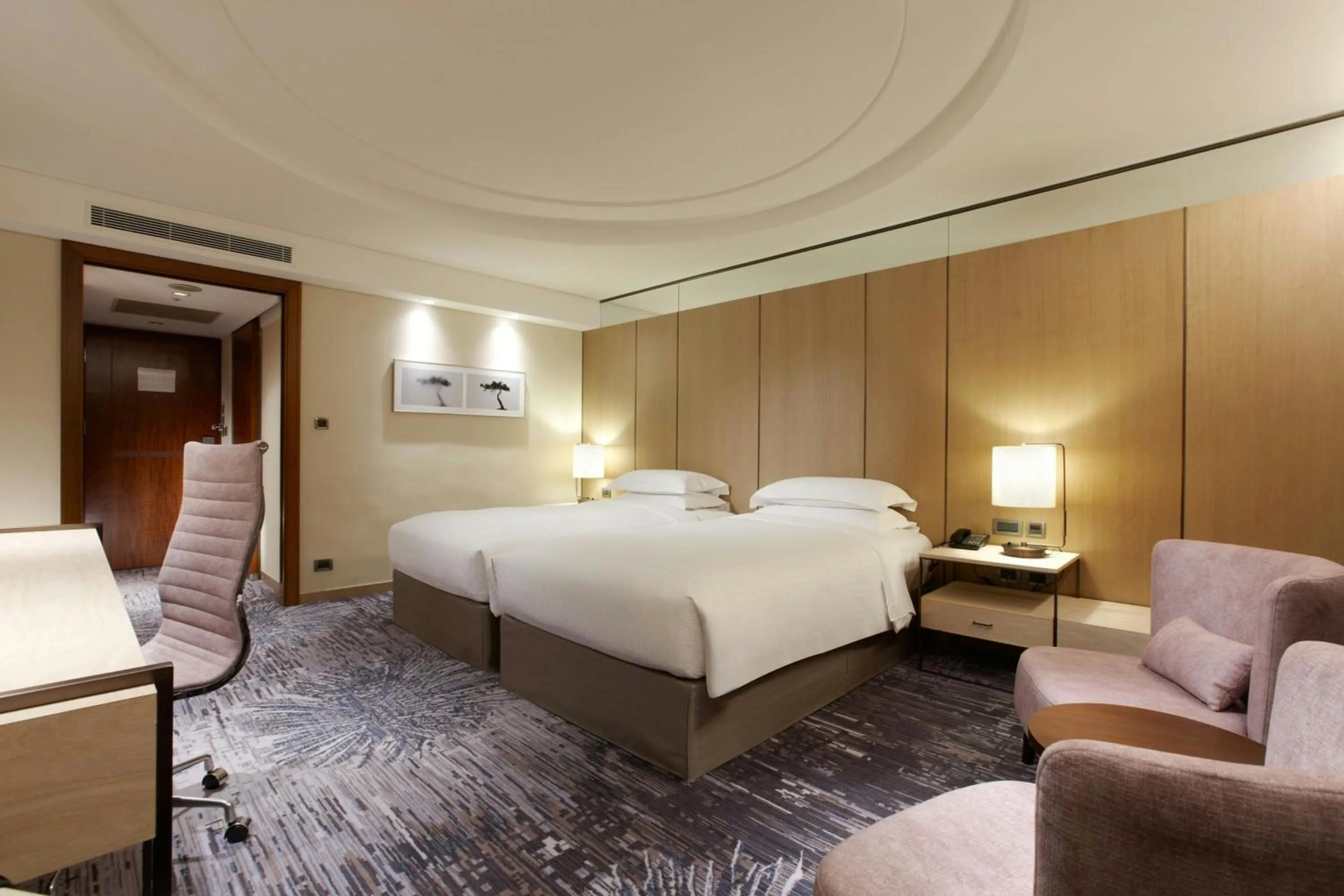 Photo of the whole room, Bed in Sheraton Grand Taipei Hotel