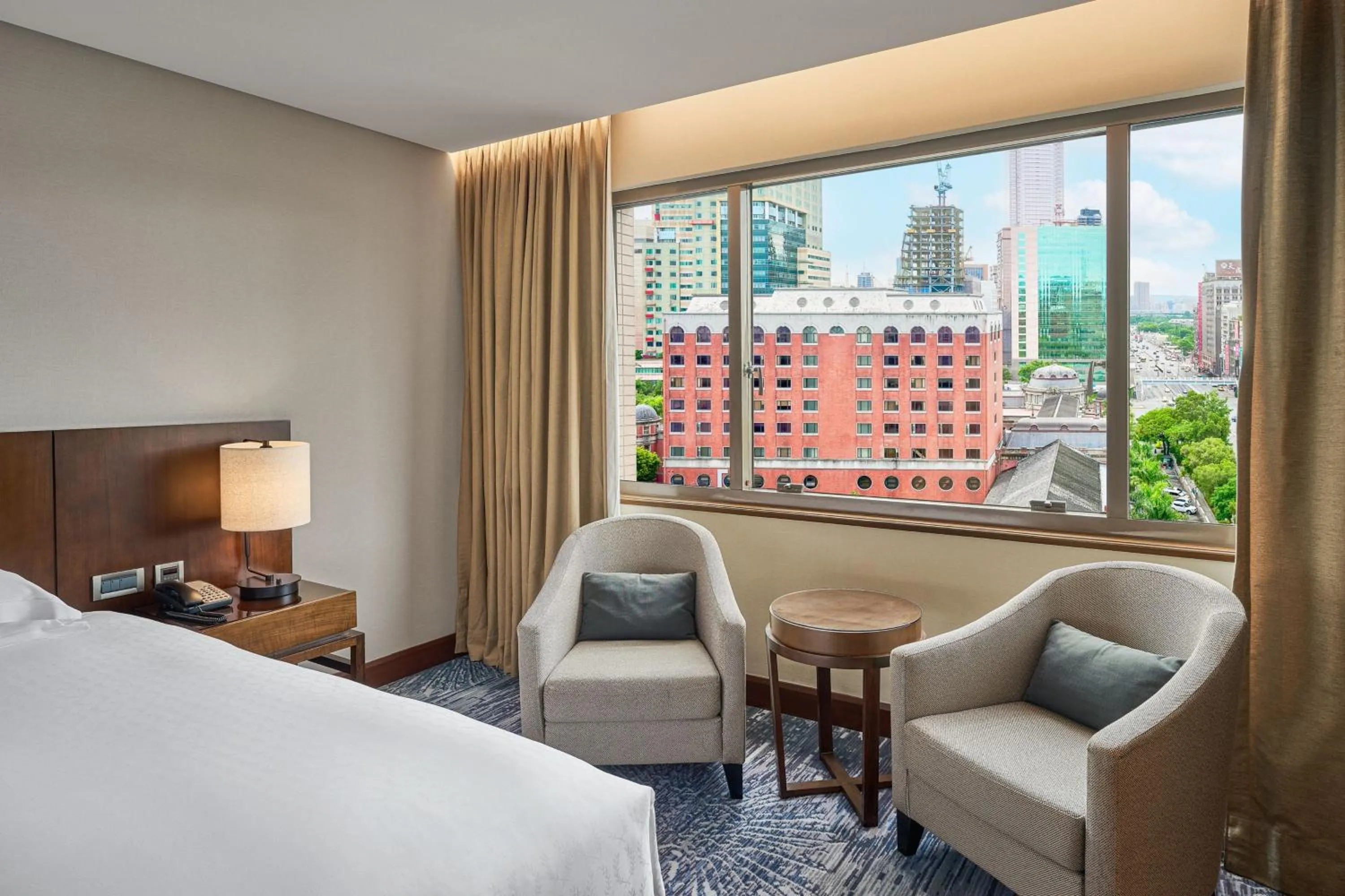 Photo of the whole room, Bed in Sheraton Grand Taipei Hotel