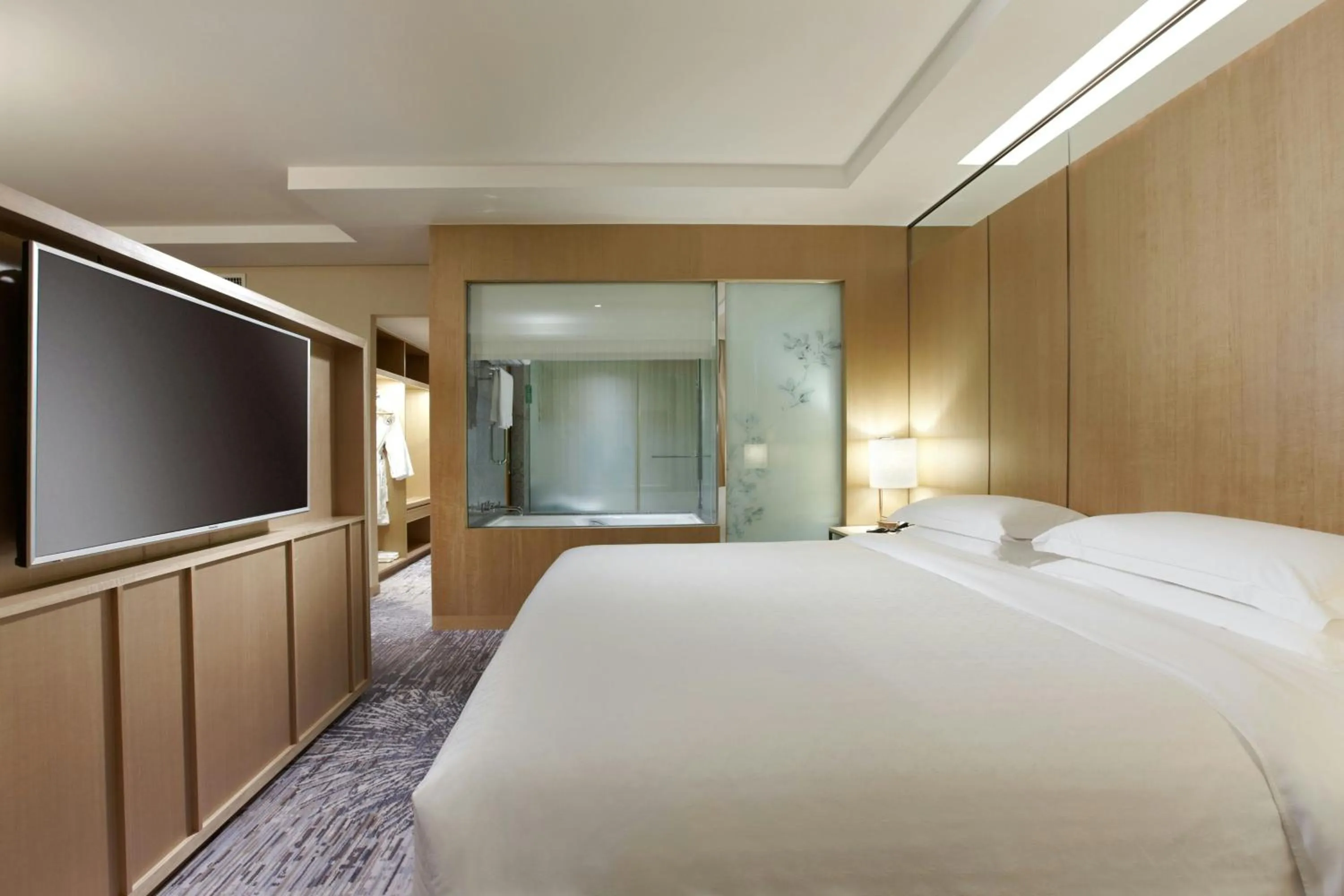 Photo of the whole room, Bed in Sheraton Grand Taipei Hotel