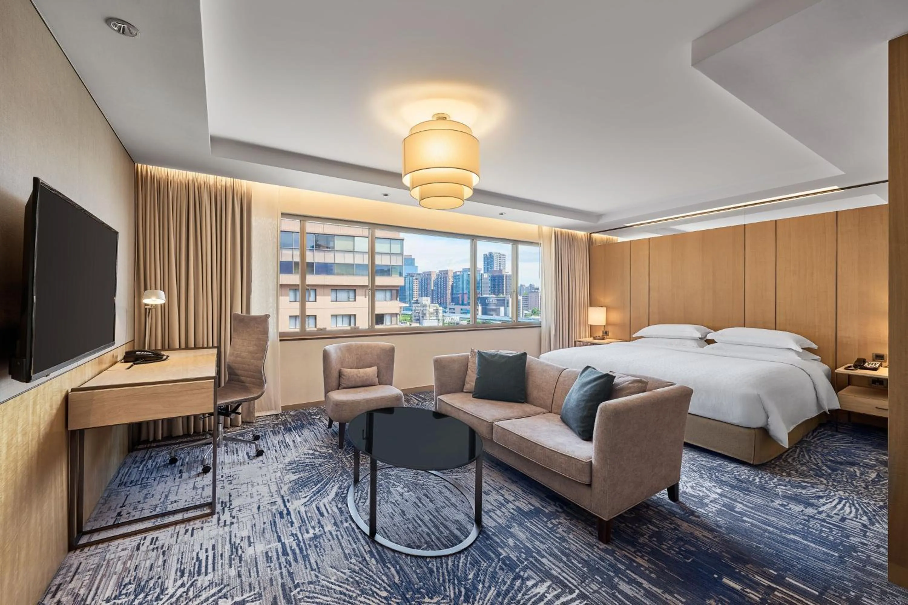 Photo of the whole room, Bed in Sheraton Grand Taipei Hotel