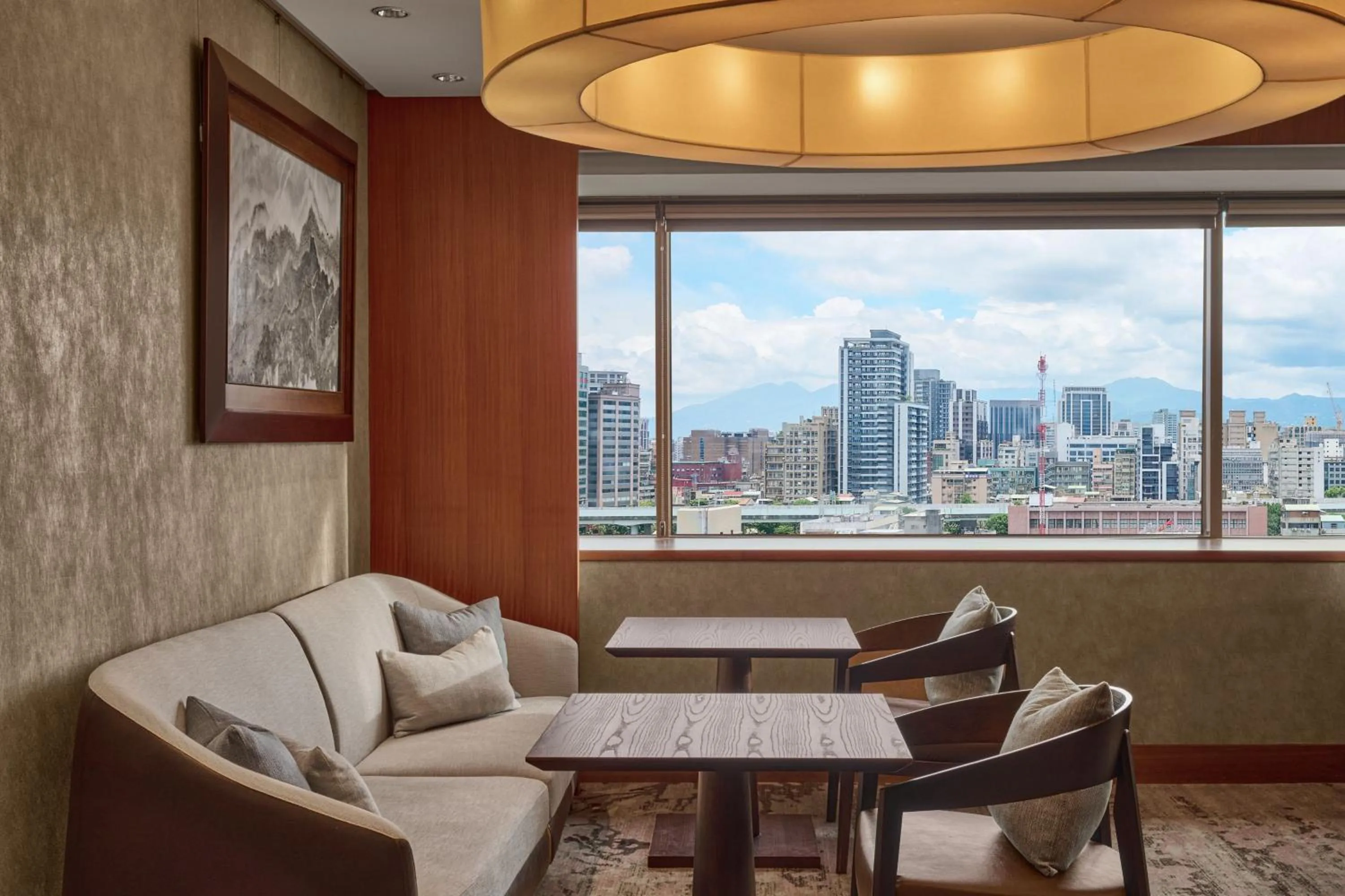 Lounge or bar in Sheraton Grand Taipei Hotel