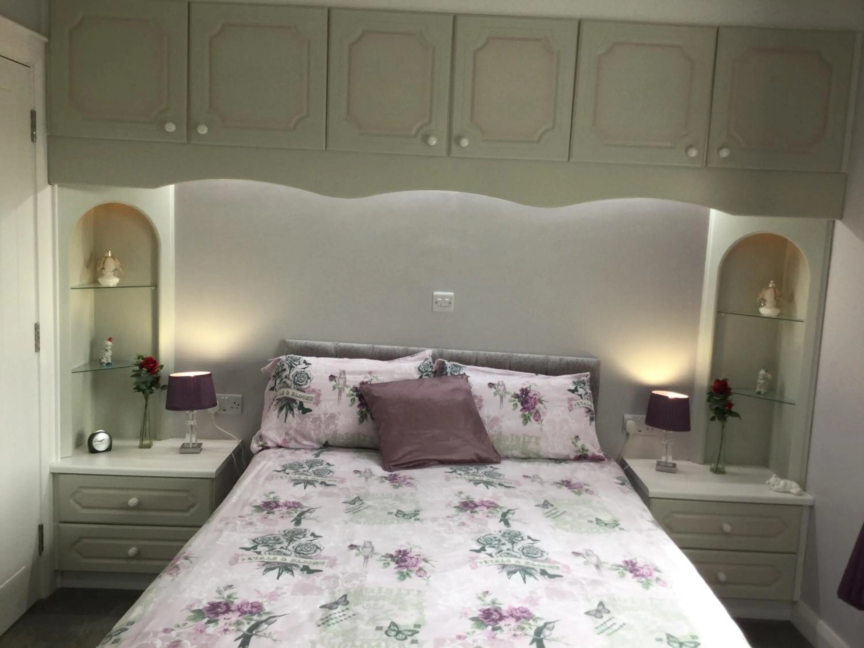 Photo of the whole room, Bed in Garron View