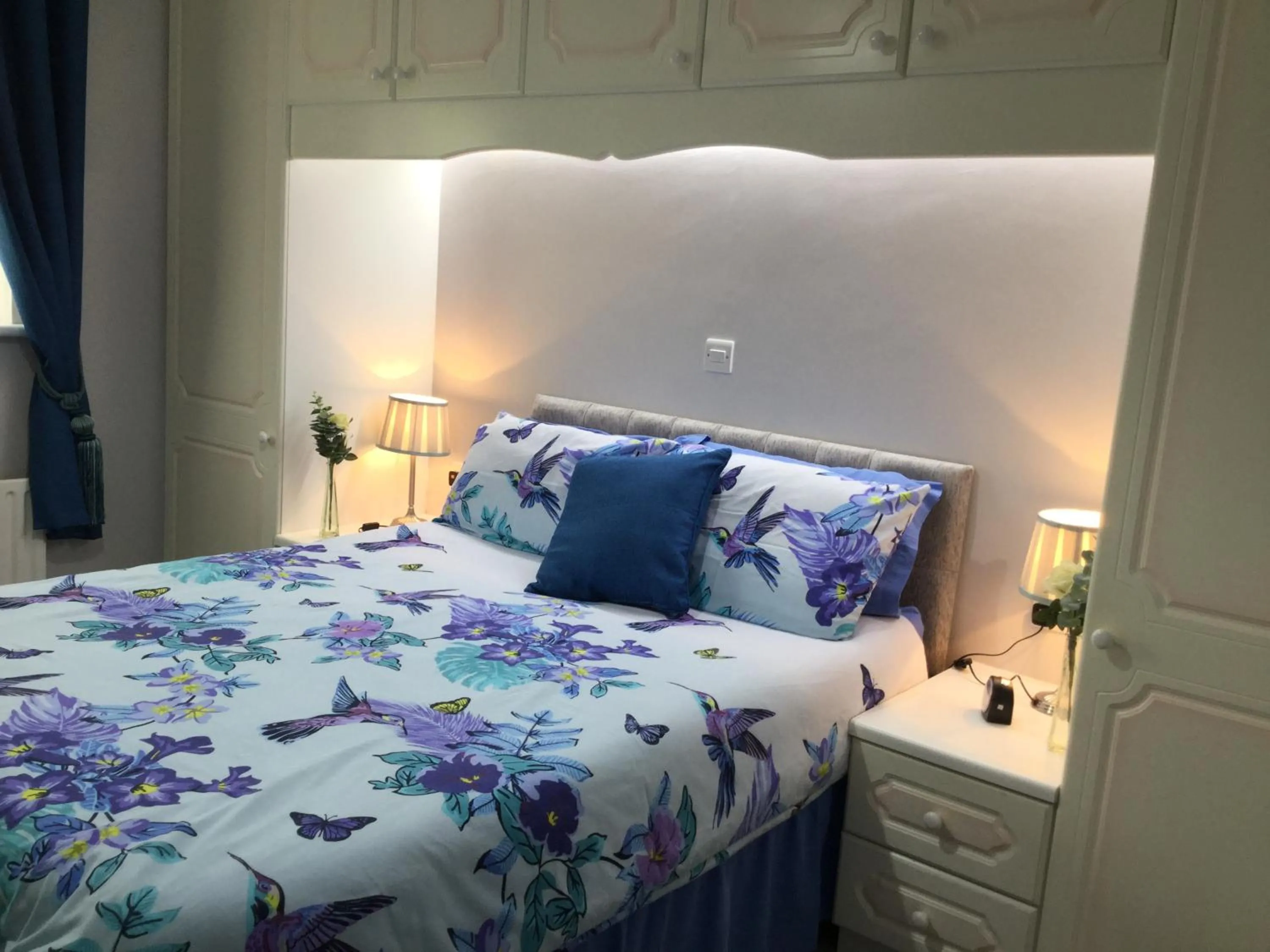 Photo of the whole room, Bed in Garron View
