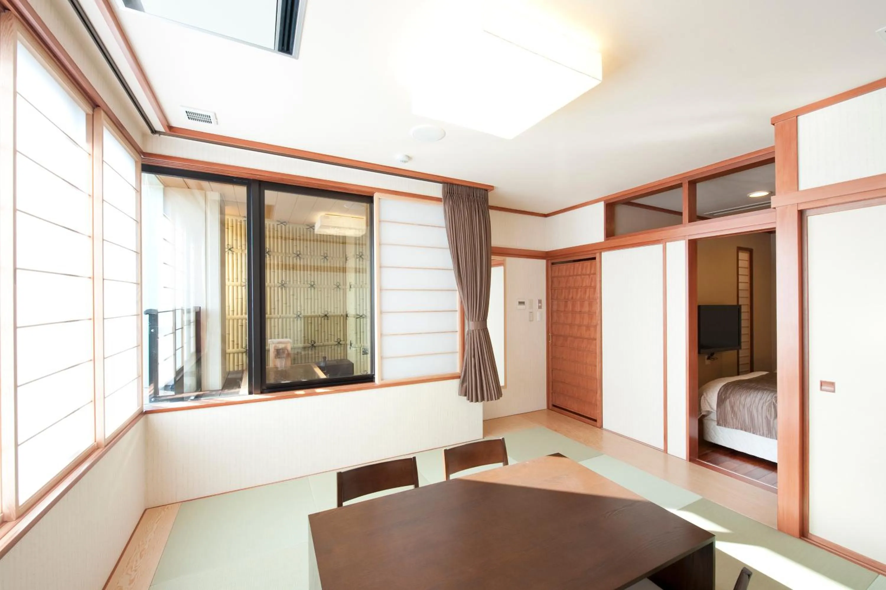 Photo of the whole room, Bed in Kangetsuen