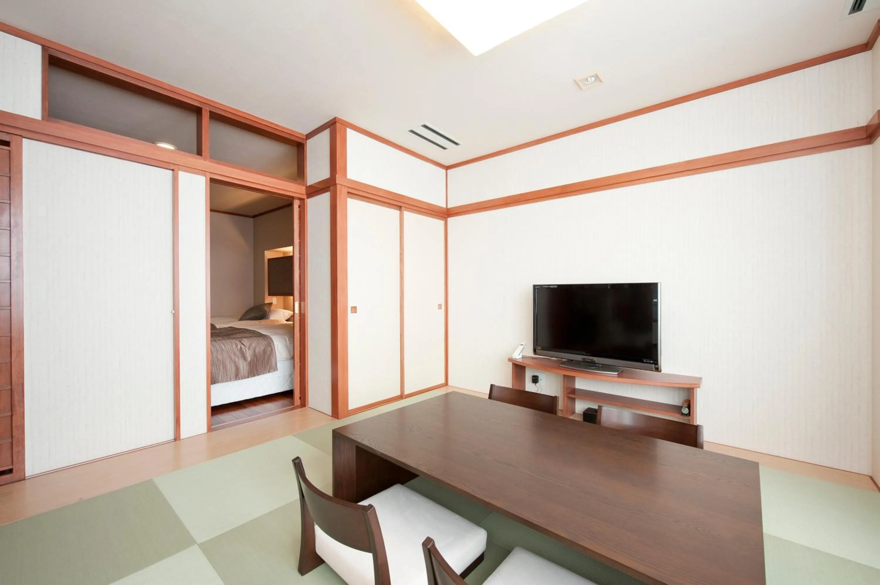 Photo of the whole room, Bed in Kangetsuen