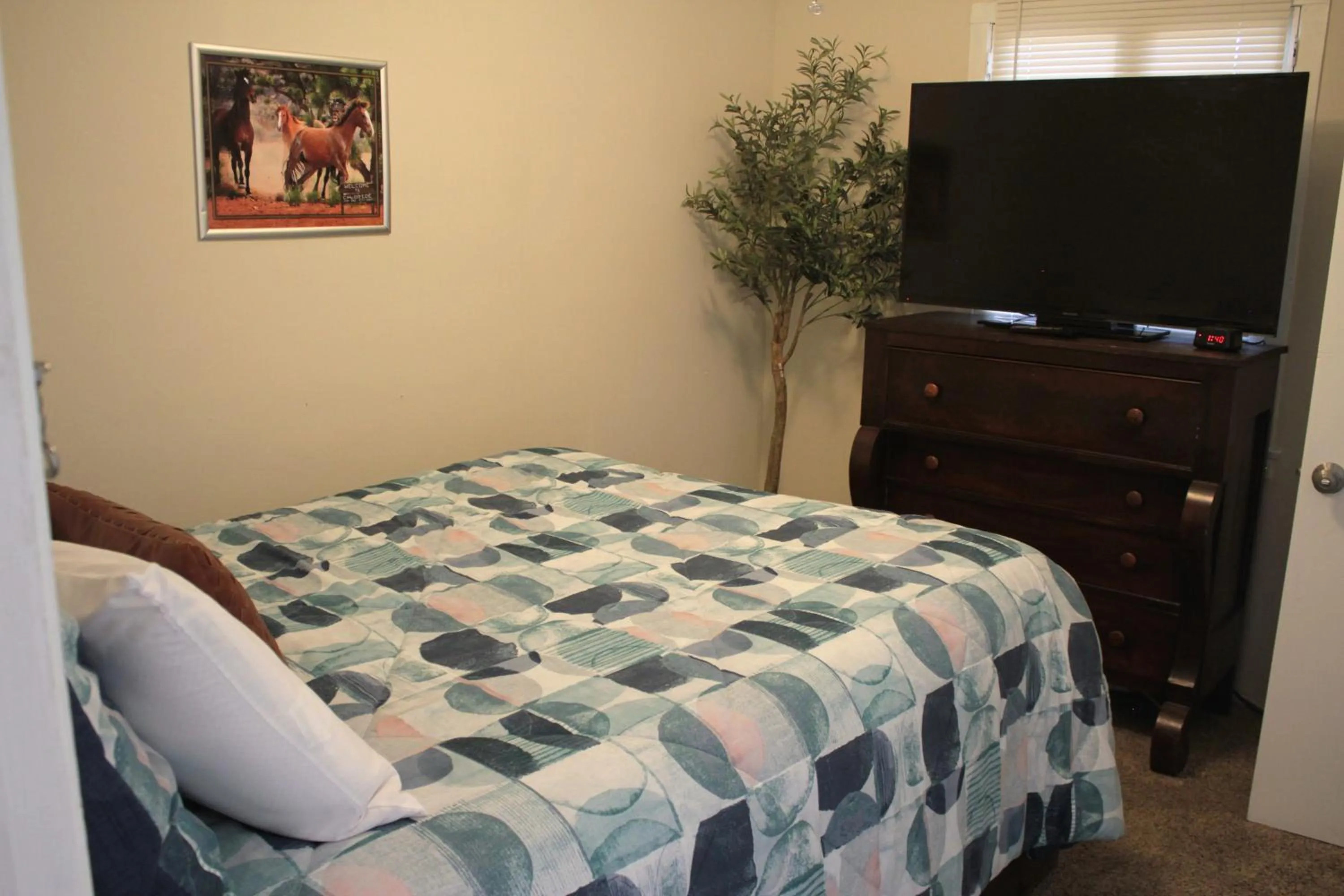 Bed in Grand Canyon West Hotel Sheps Miners Inn