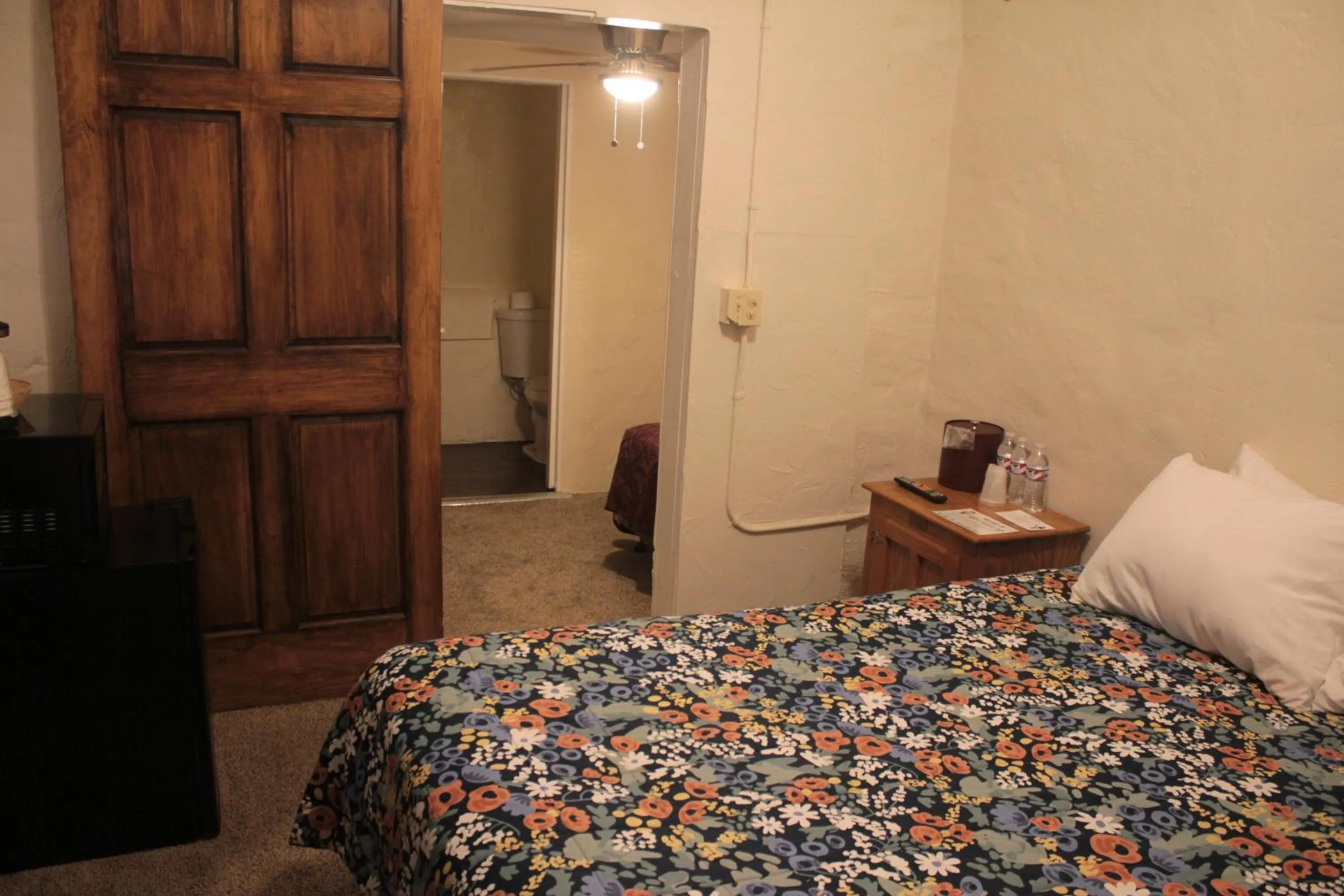 Bed in Grand Canyon West Hotel Sheps Miners Inn