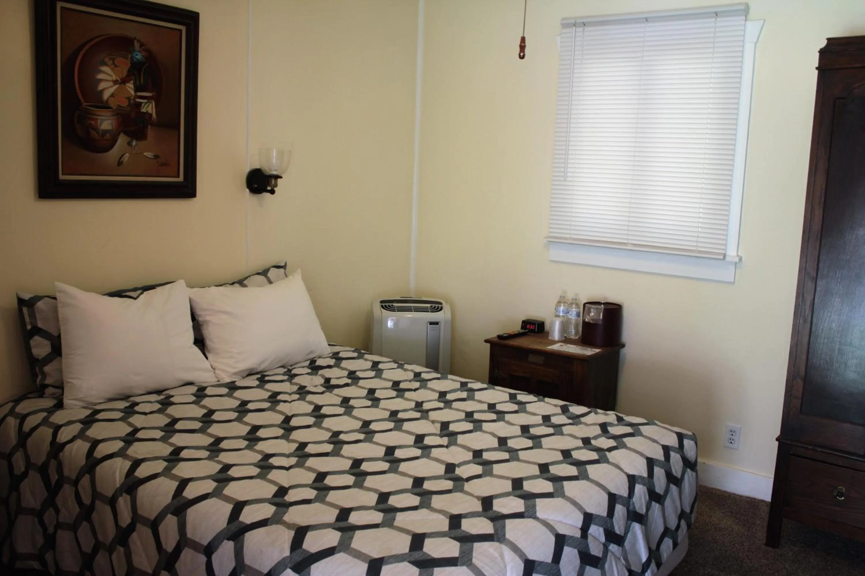 Bed in Grand Canyon West Hotel Sheps Miners Inn