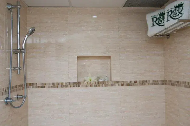 Bathroom in Hotel Real Rex Bathroom in Hotel Real Rex