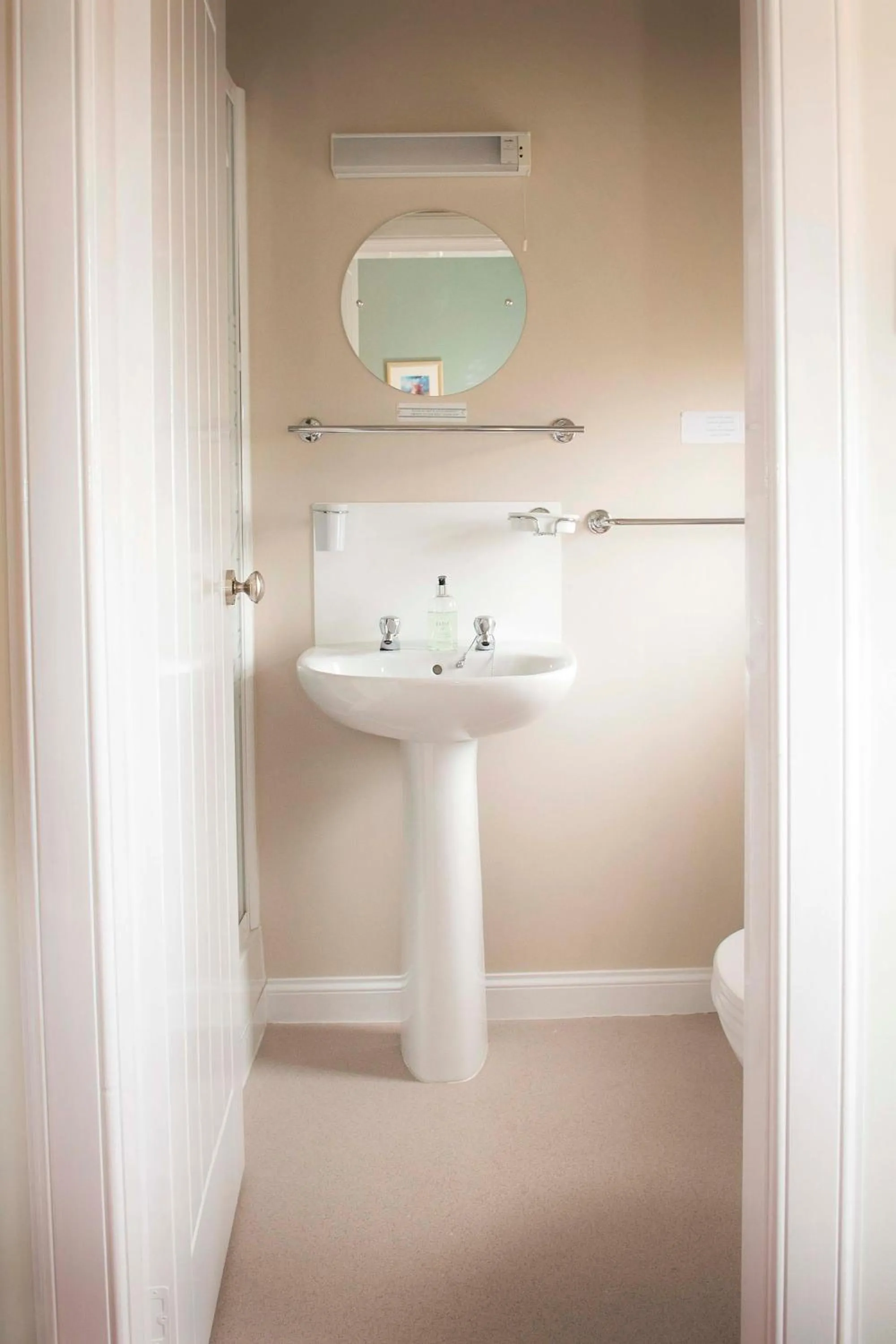 Shower in The Royal Oak Hotel