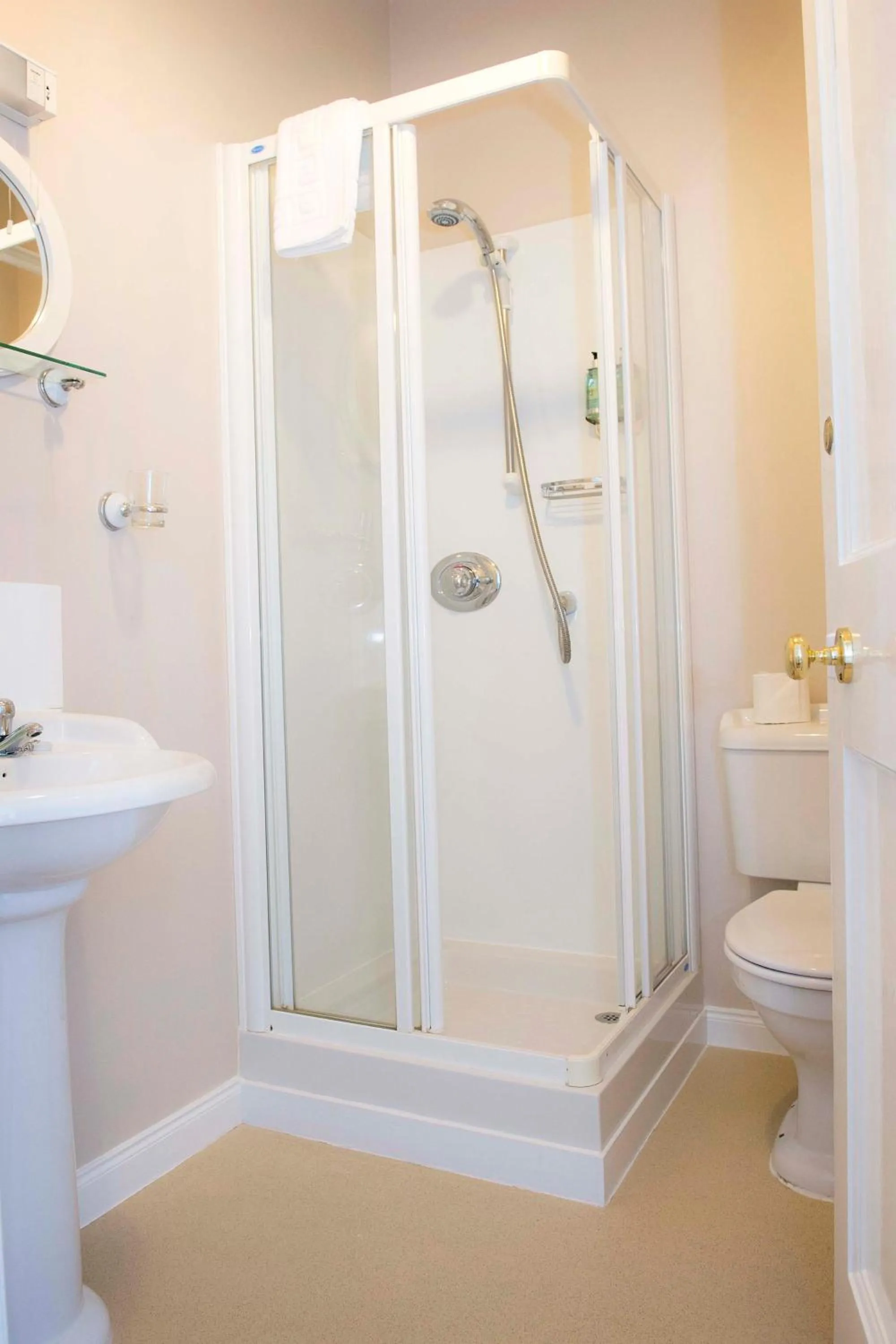 Shower in The Royal Oak Hotel