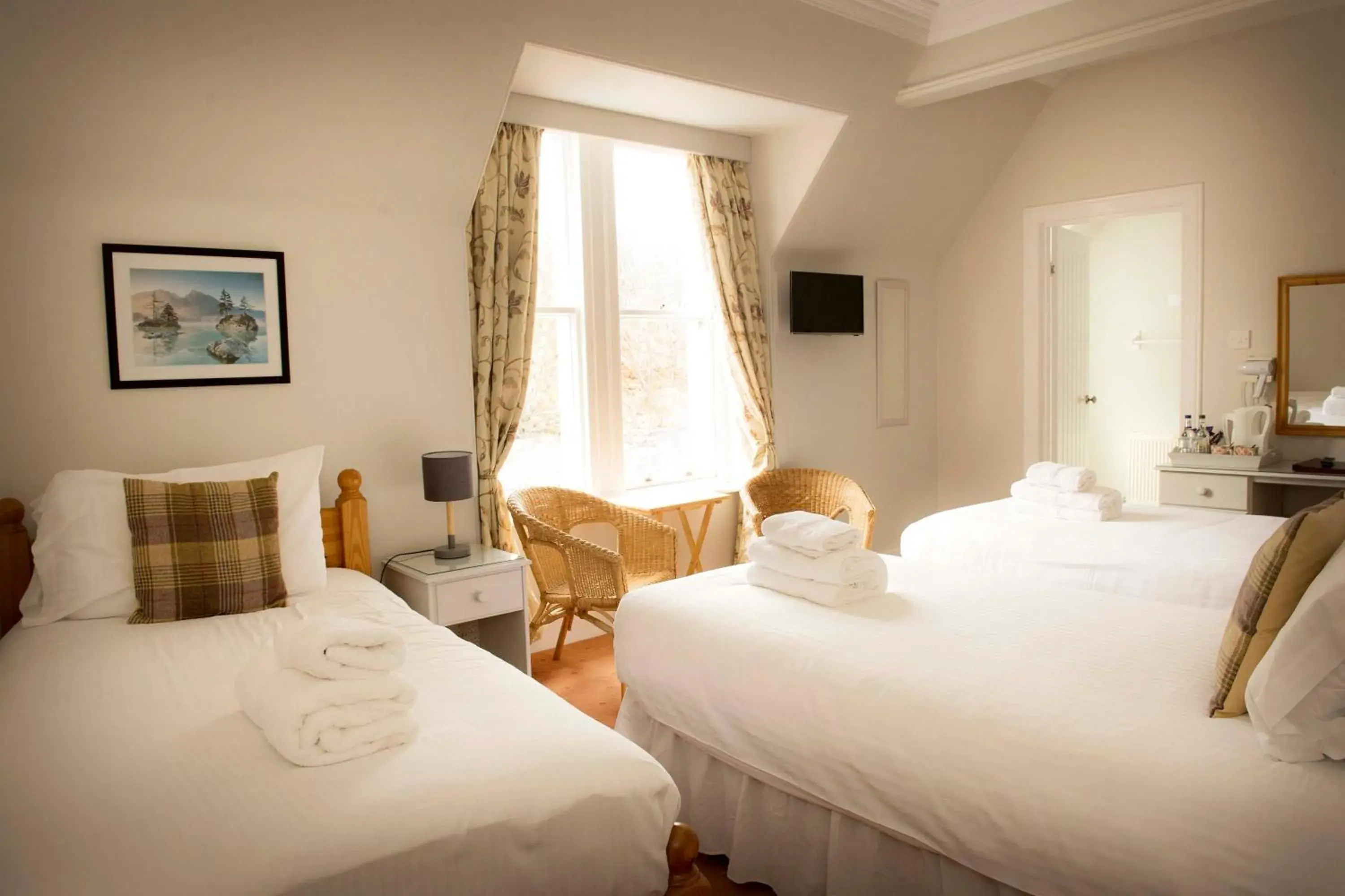 Family Room with Shower in The Royal Oak Hotel Family Room with Shower in The Royal Oak Hotel