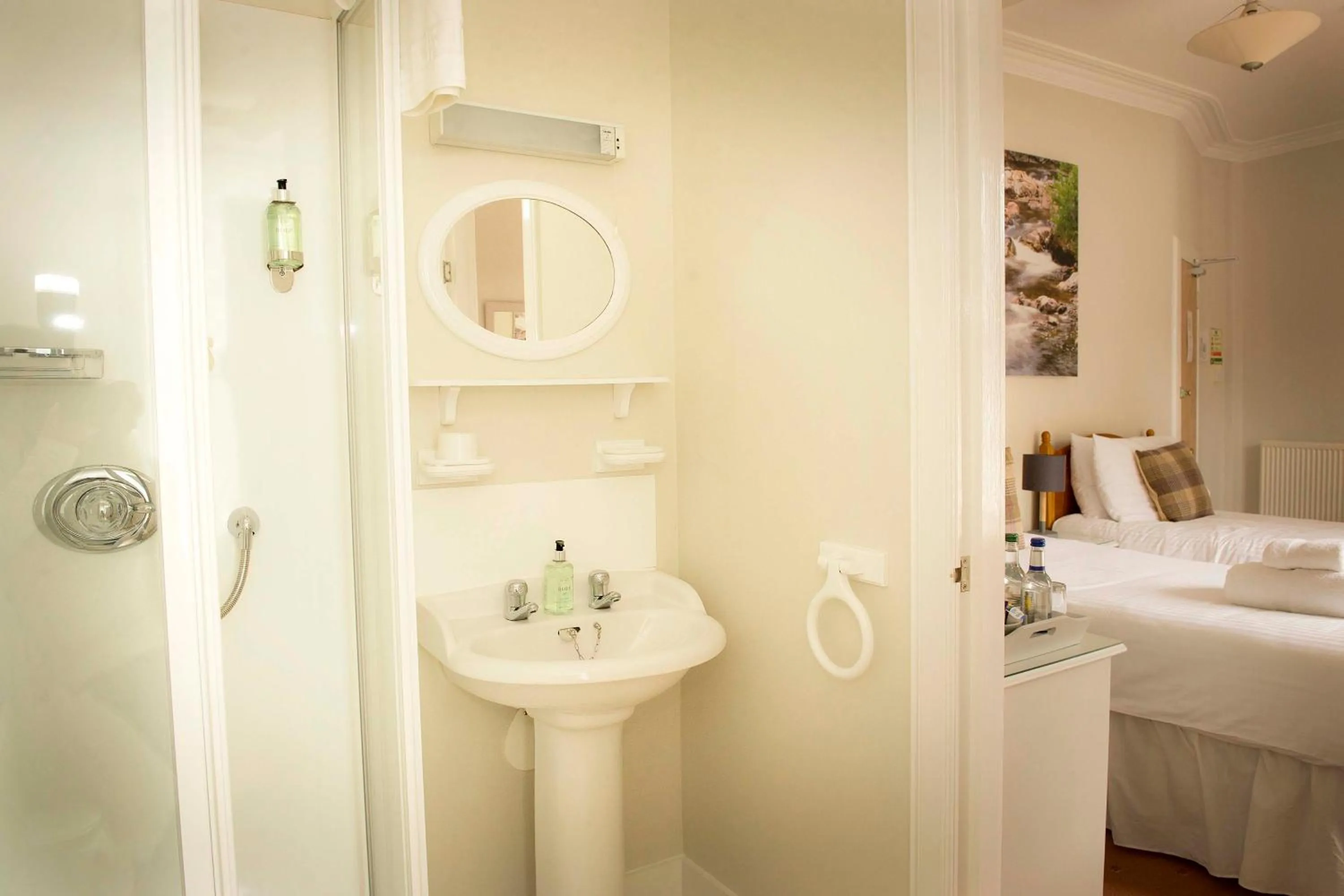 Shower in The Royal Oak Hotel