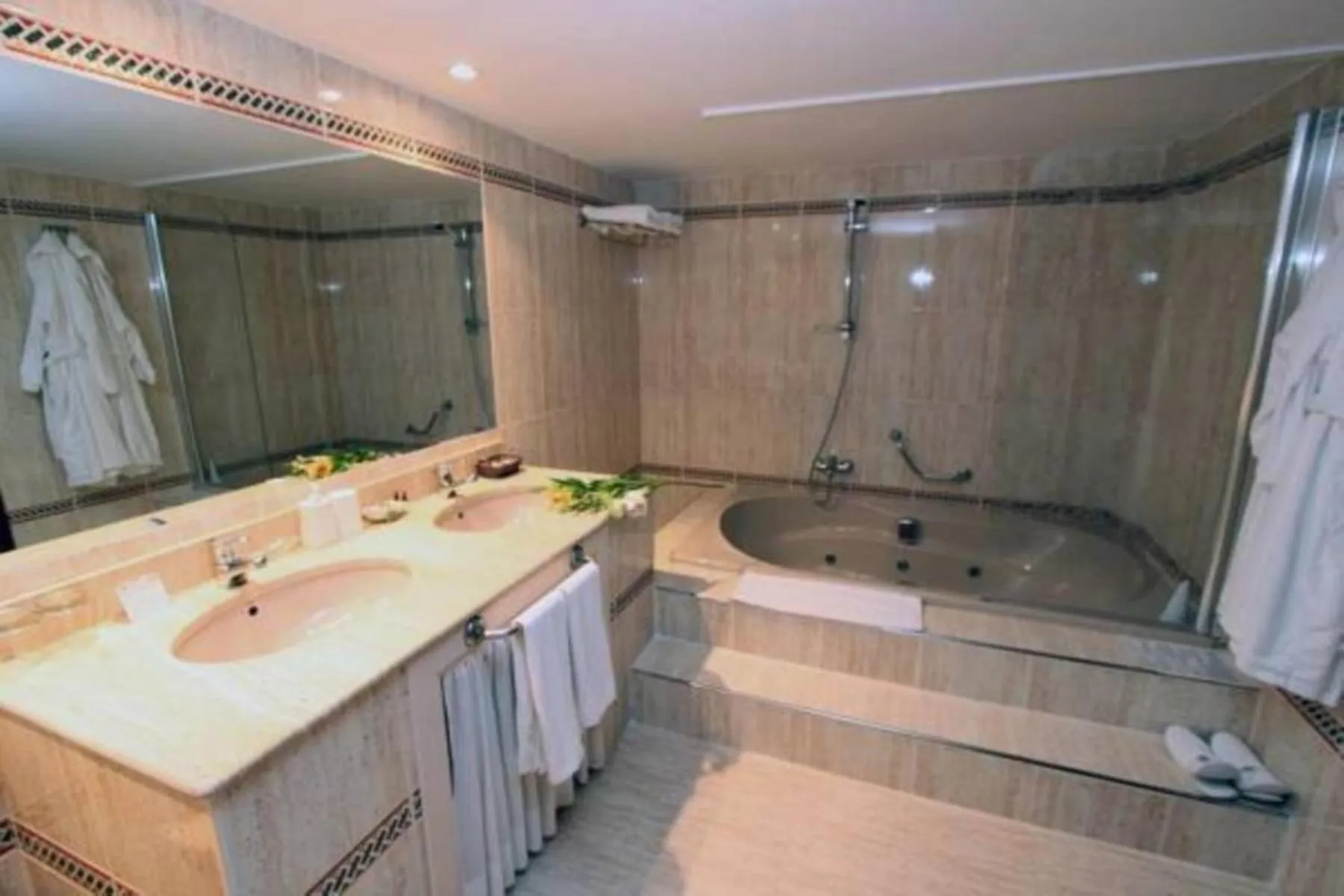 Hot Tub in Hotel Rural & Spa Las Nubes