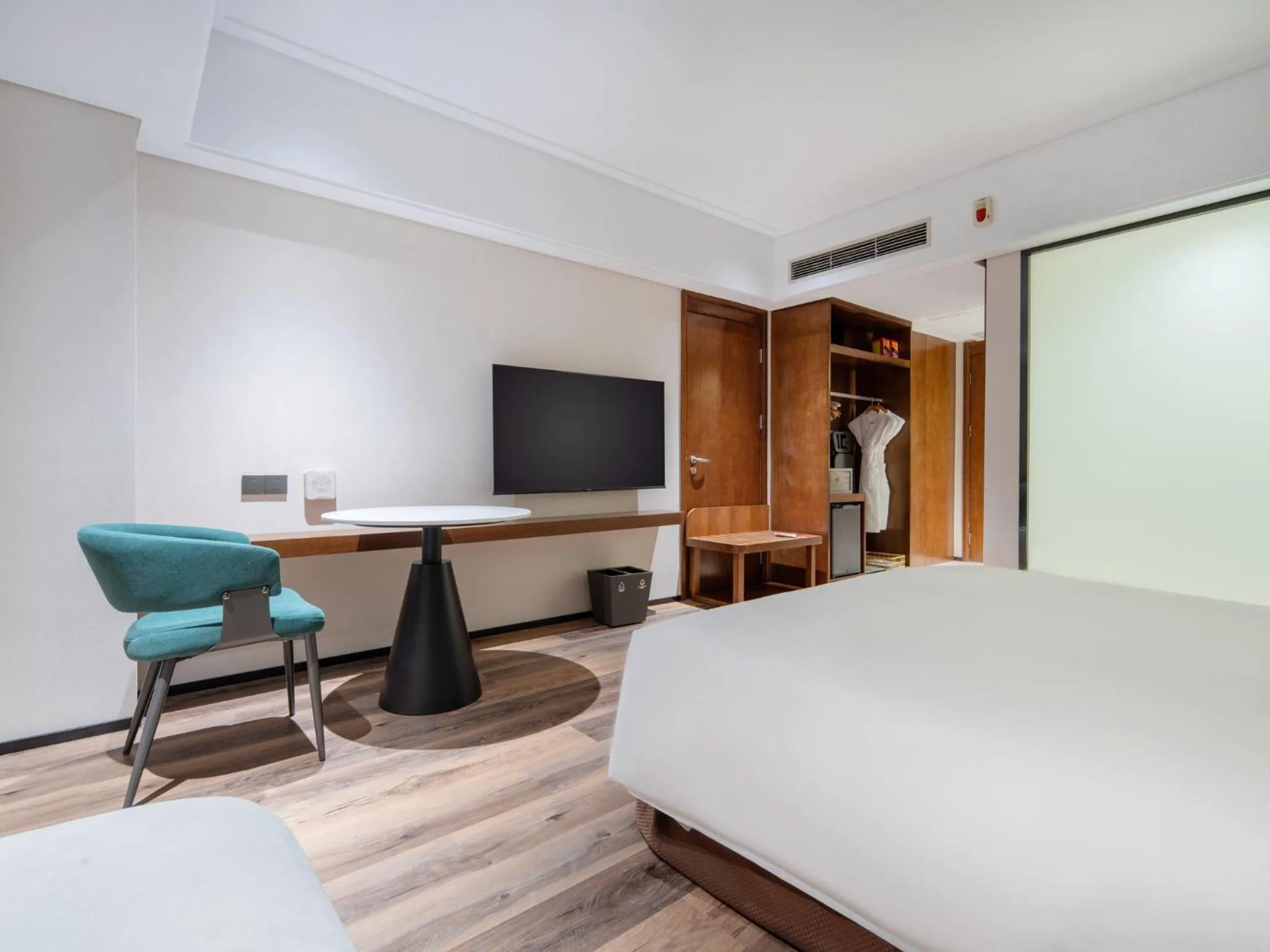 Photo of the whole room, Bed in Holiday Inn Qingdao City Center by IHG - May 4th Square