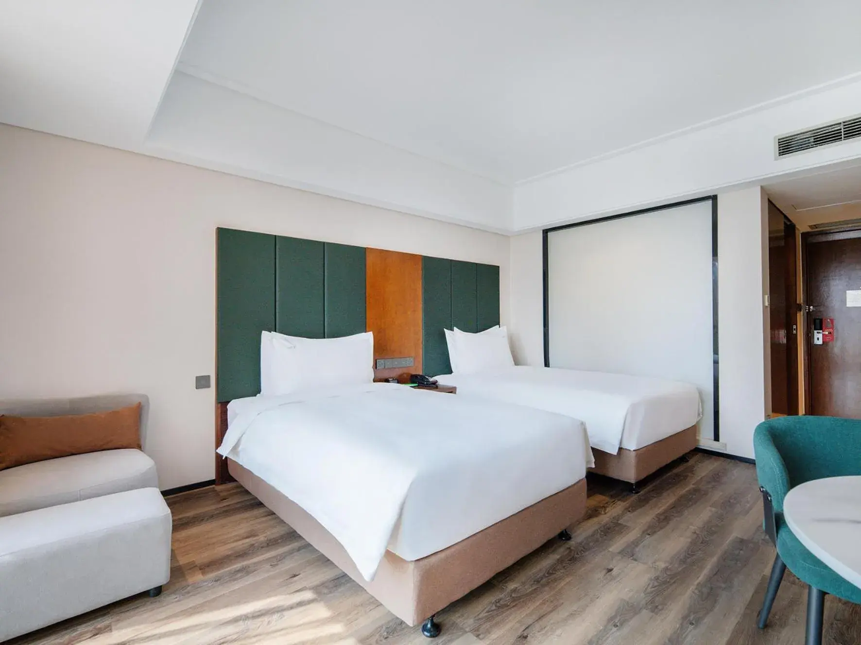 Bedroom, Bed in Holiday Inn Qingdao City Center by IHG - May 4th Square Bedroom, Bed in Holiday Inn Qingdao City Center by IHG - May 4th Square