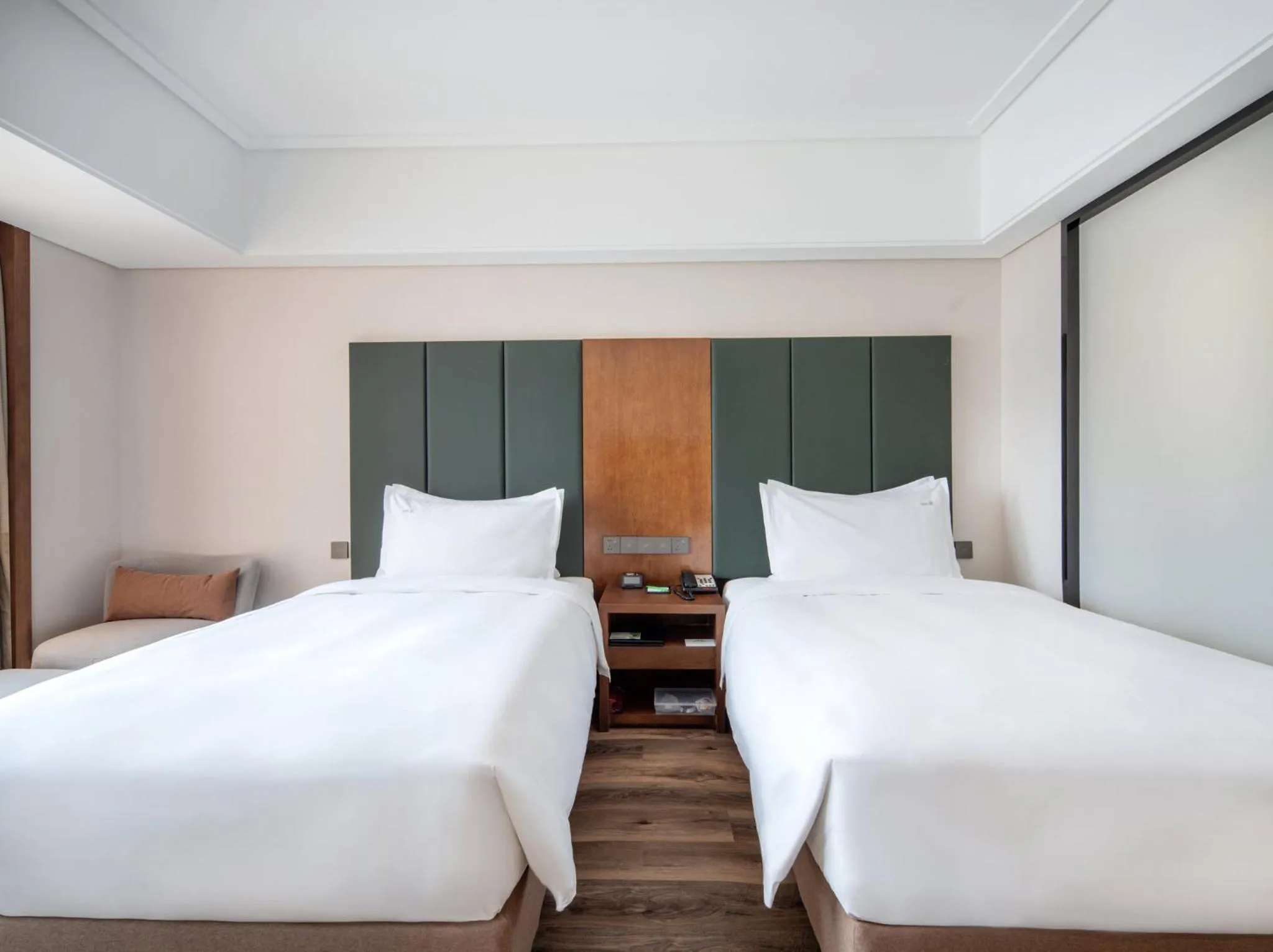 Photo of the whole room, Bed in Holiday Inn Qingdao City Center by IHG - May 4th Square
