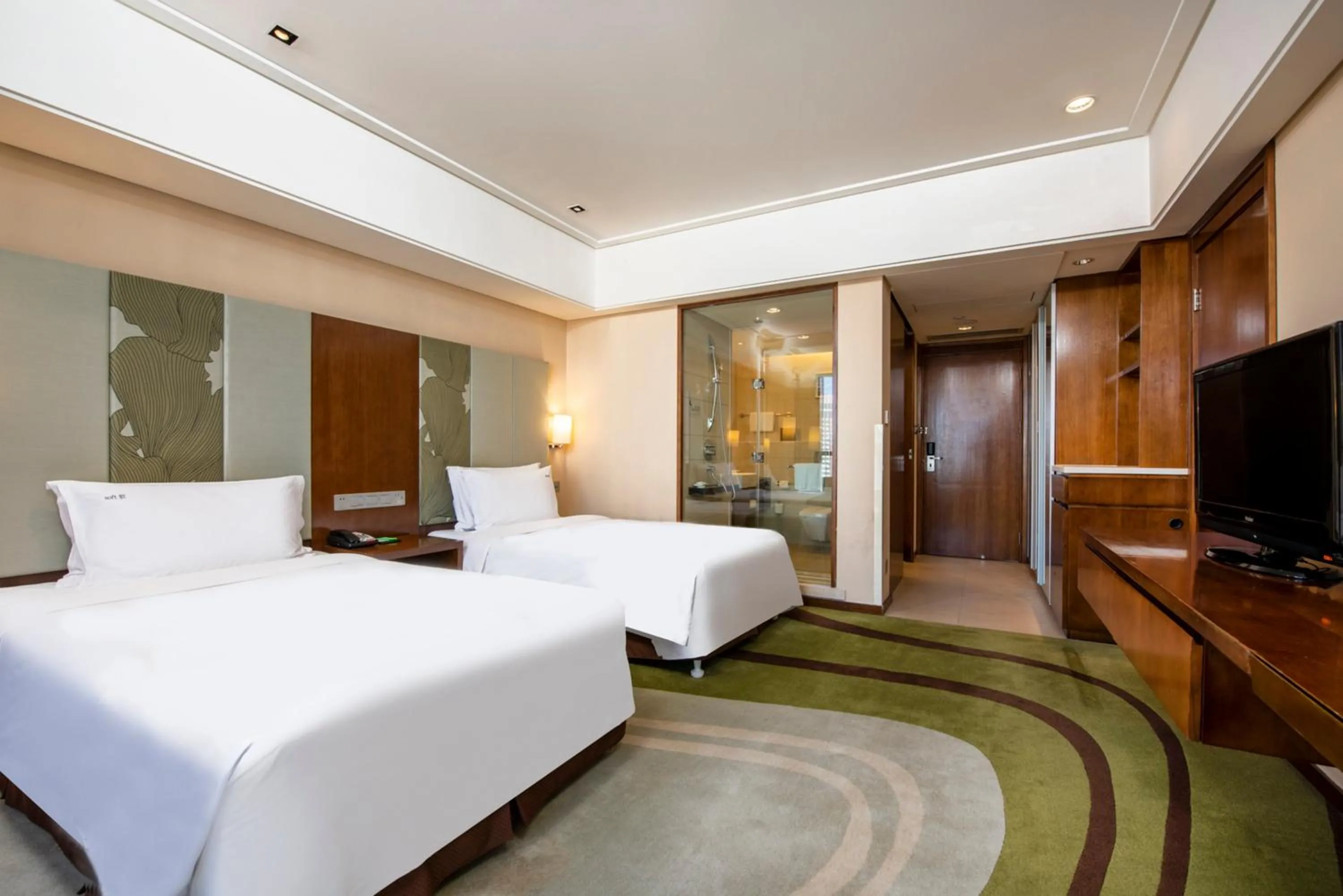 Photo of the whole room, Bed in Holiday Inn Qingdao City Center by IHG - May 4th Square