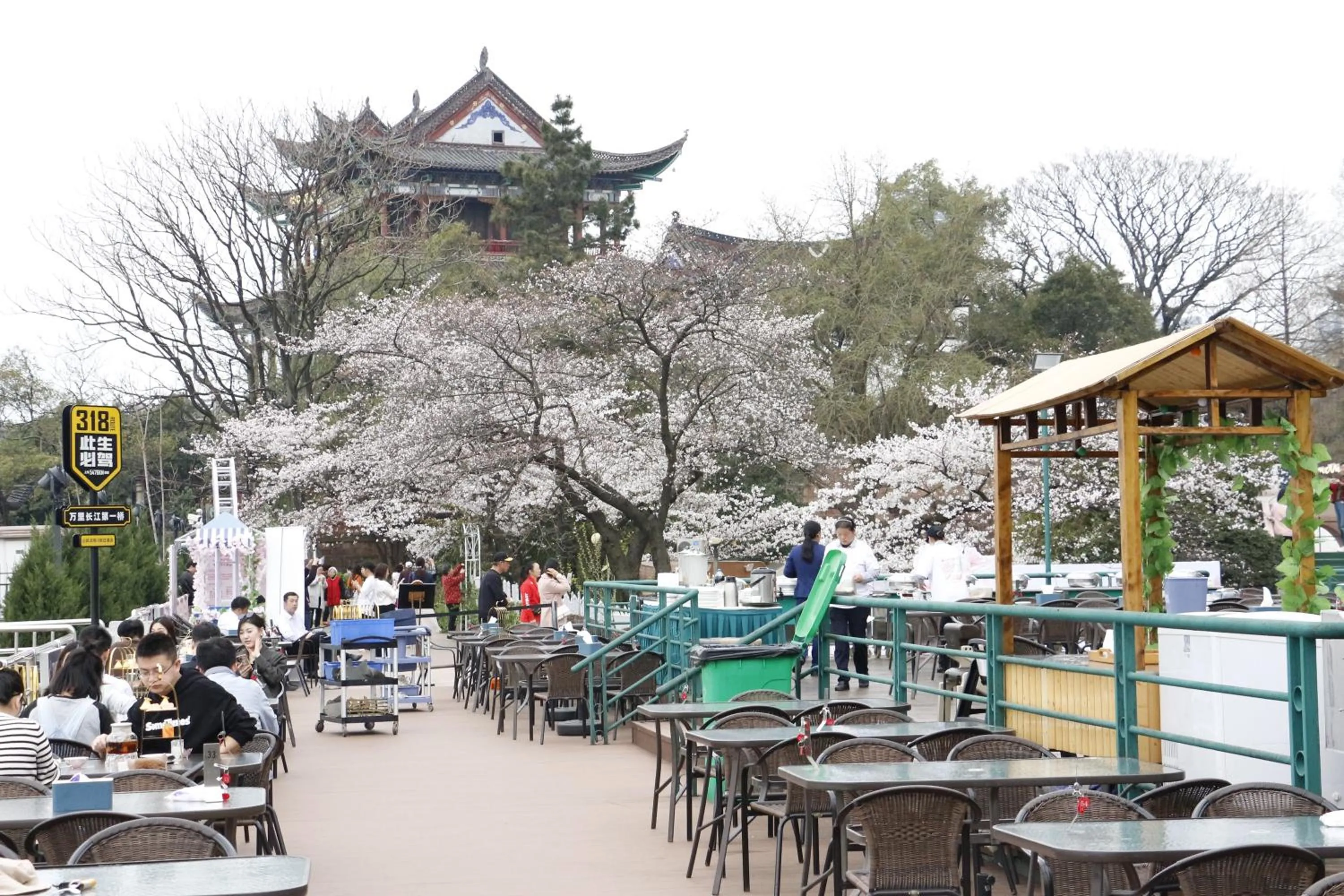 Restaurant/places to eat in Holiday Inn Wuhan Riverside by IHG