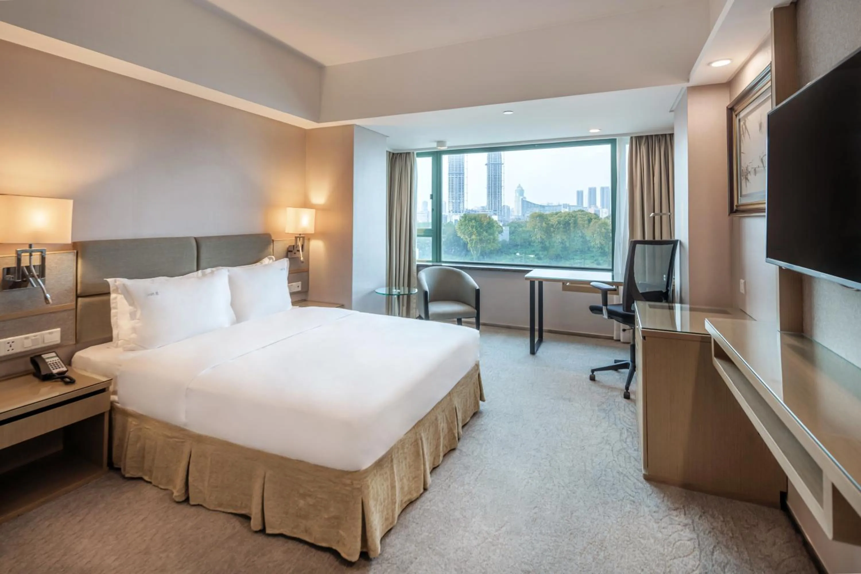 Photo of the whole room, Bed in Holiday Inn Wuhan Riverside by IHG