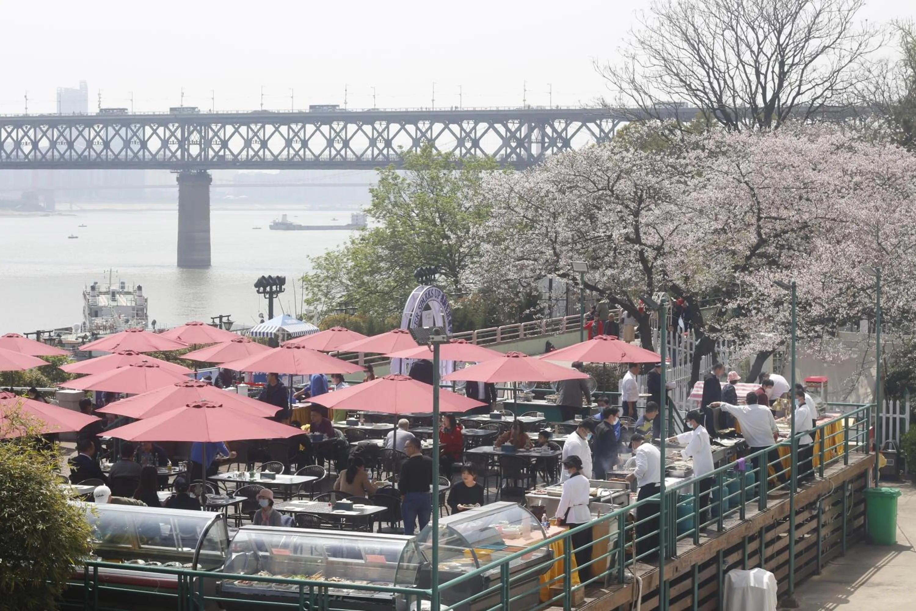 Restaurant/places to eat in Holiday Inn Wuhan Riverside by IHG