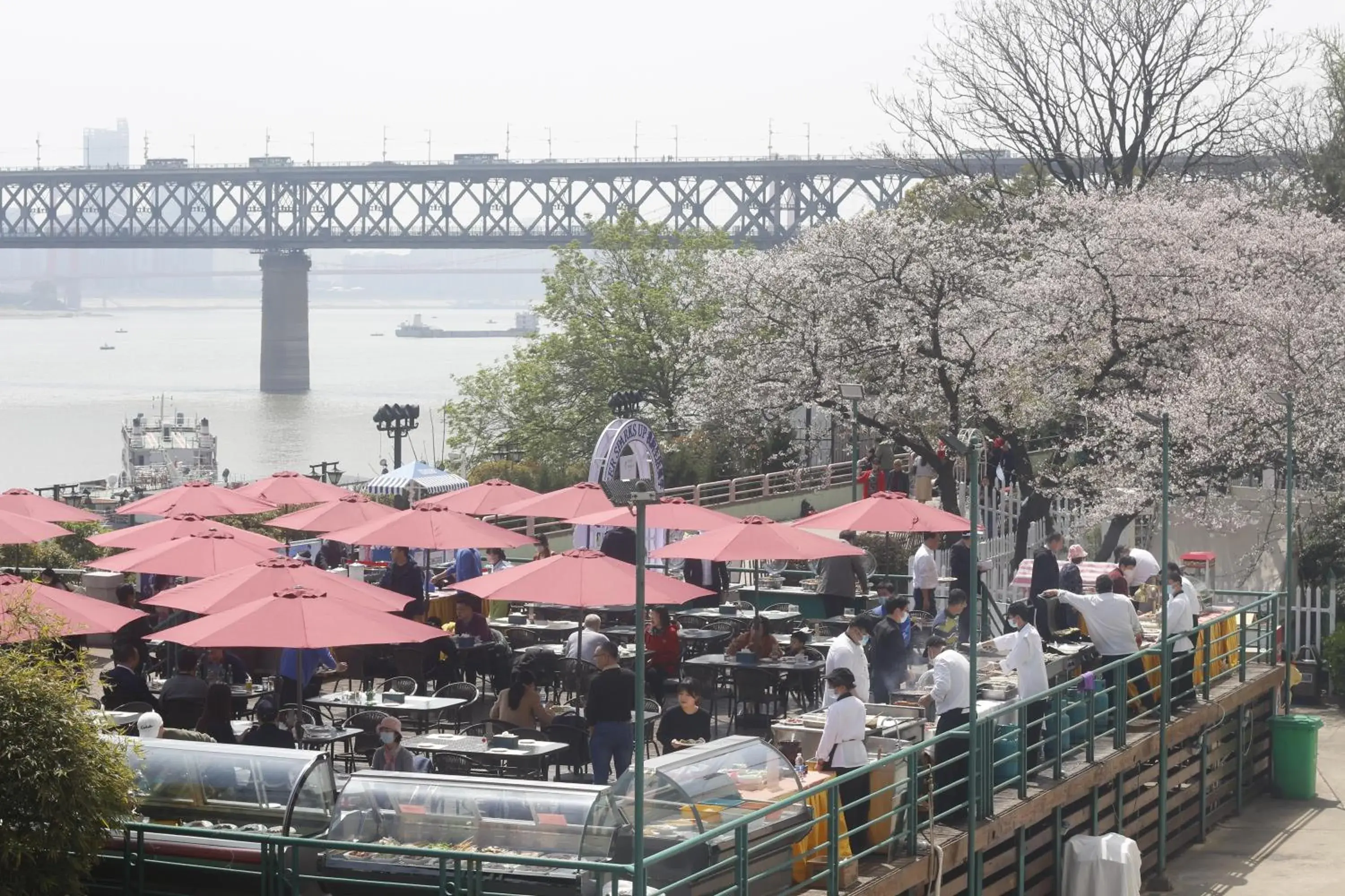 Restaurant/places to eat in Holiday Inn Wuhan Riverside by IHG Restaurant/places to eat in Holiday Inn Wuhan Riverside by IHG