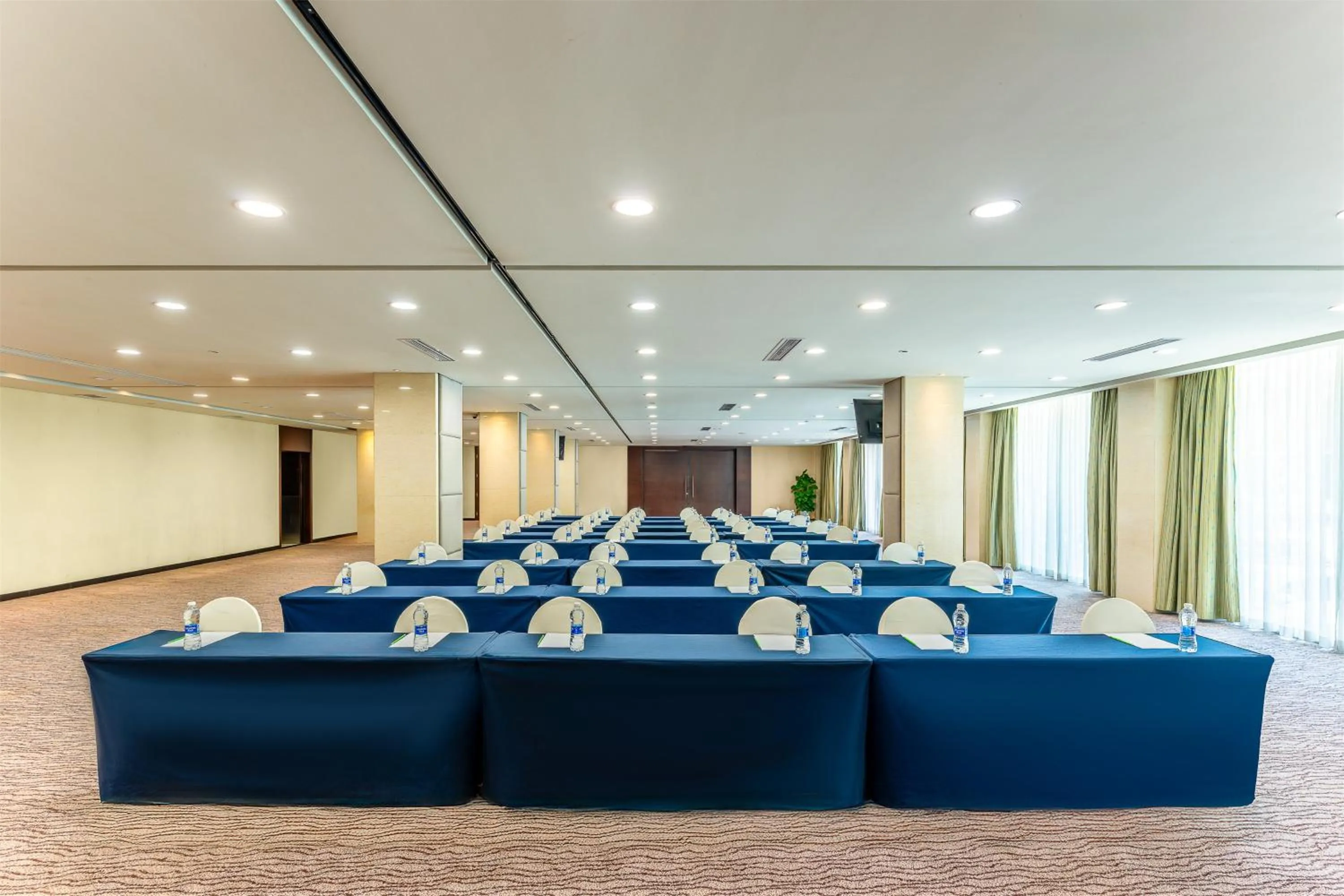 Meeting/conference room in Holiday Inn Wuhan Riverside by IHG