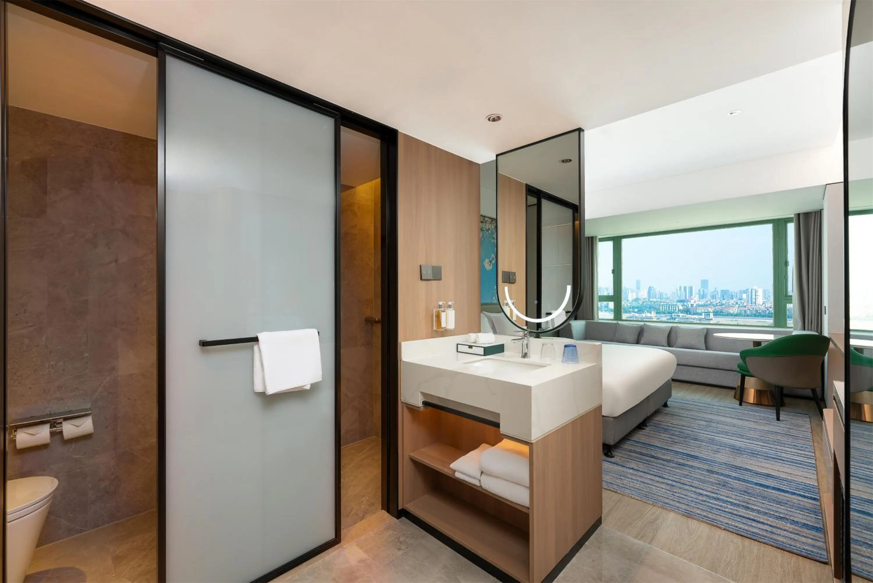 Photo of the whole room, Bed in Holiday Inn Wuhan Riverside by IHG