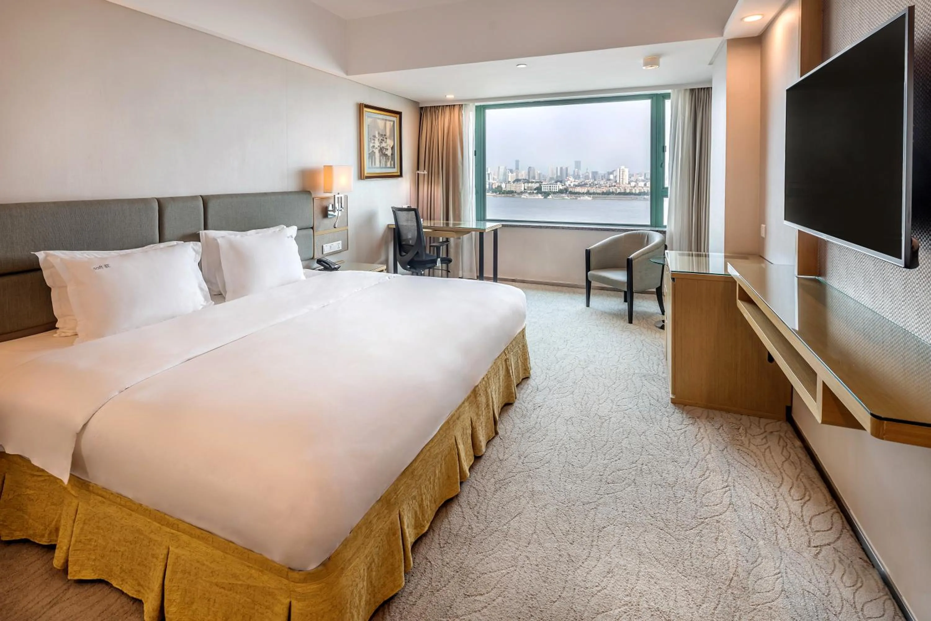 Bed in Holiday Inn Wuhan Riverside by IHG