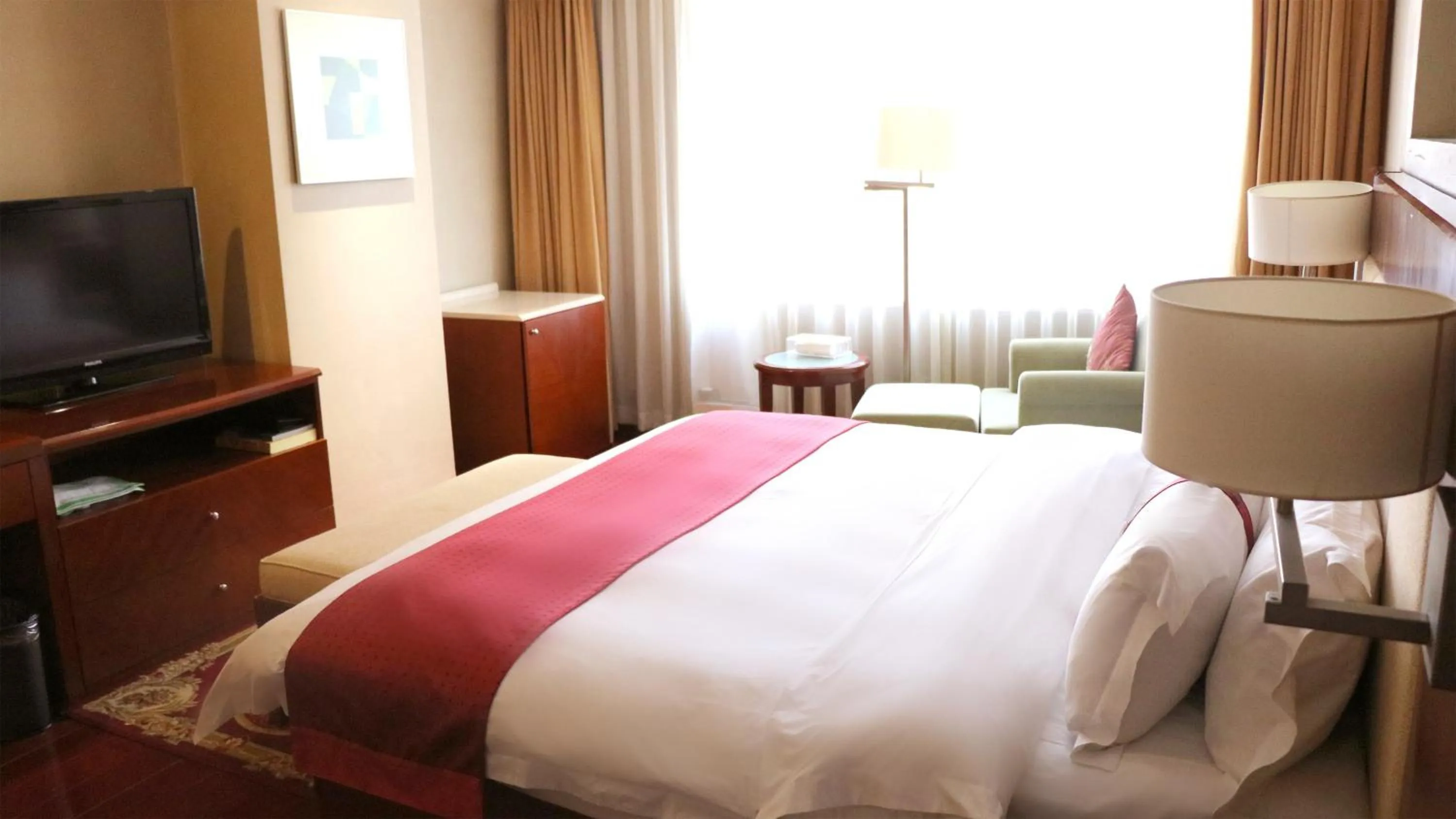 Photo of the whole room, TV/Entertainment Center in Holiday Inn Hohhot