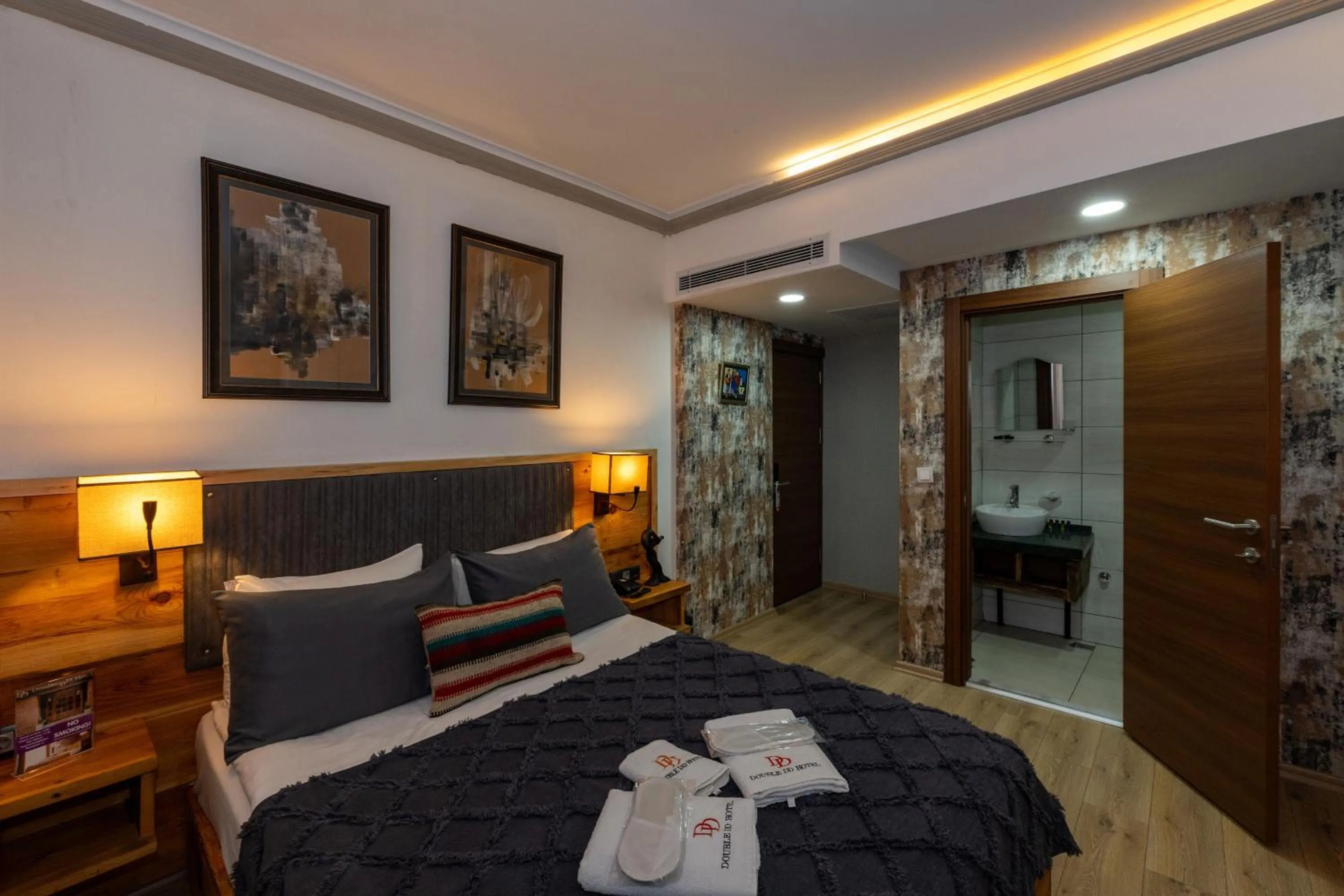 Bathroom, Bed in Double DD Hotel