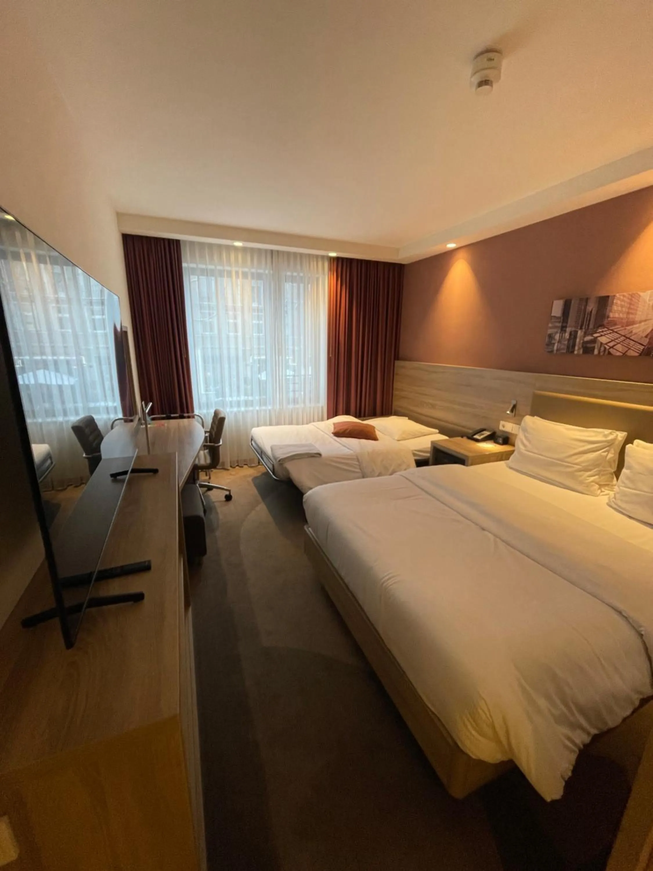 Property building, Bed in Hampton By Hilton Frankfurt City Centre East